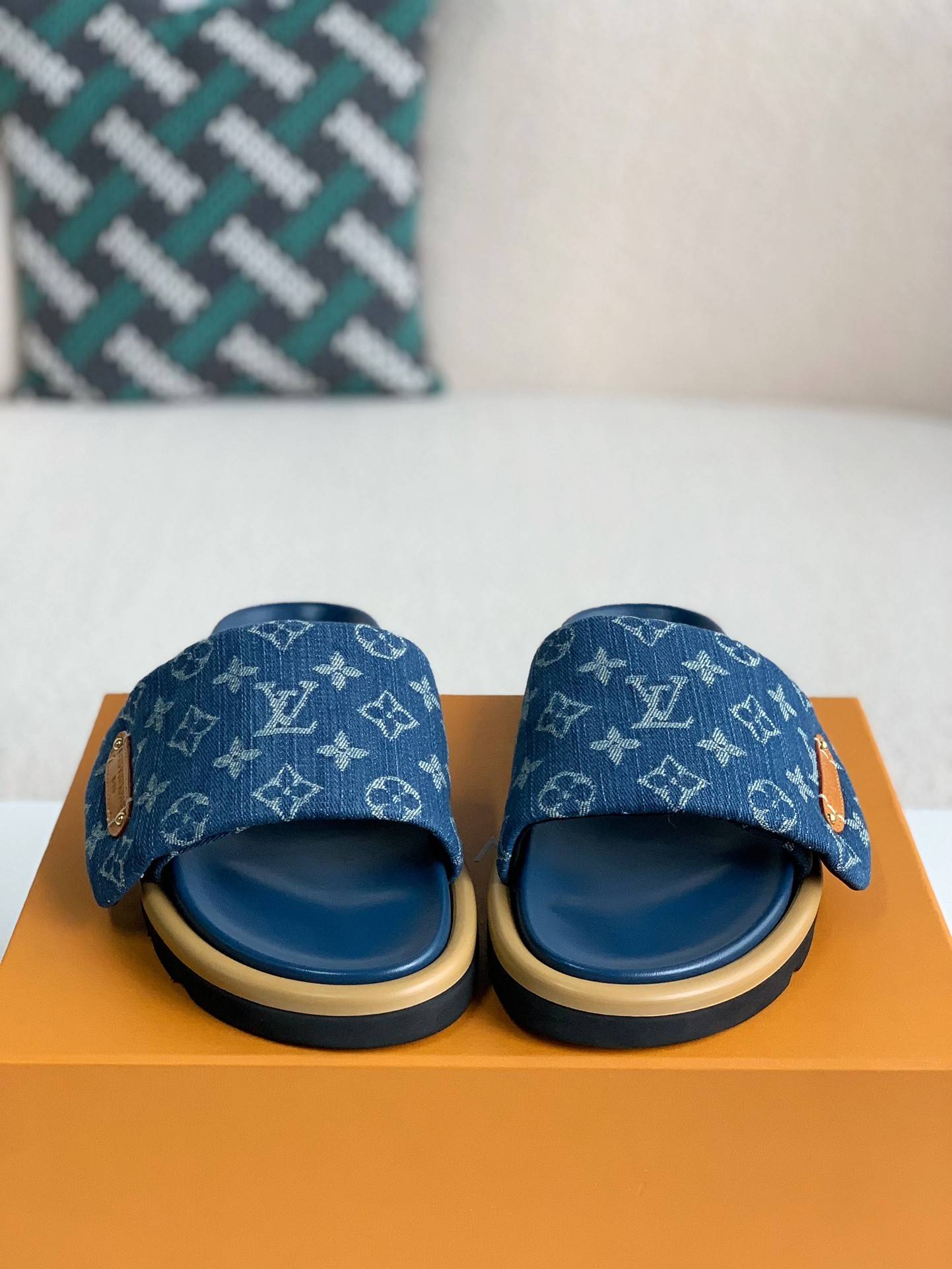 L*V SLIPPERS