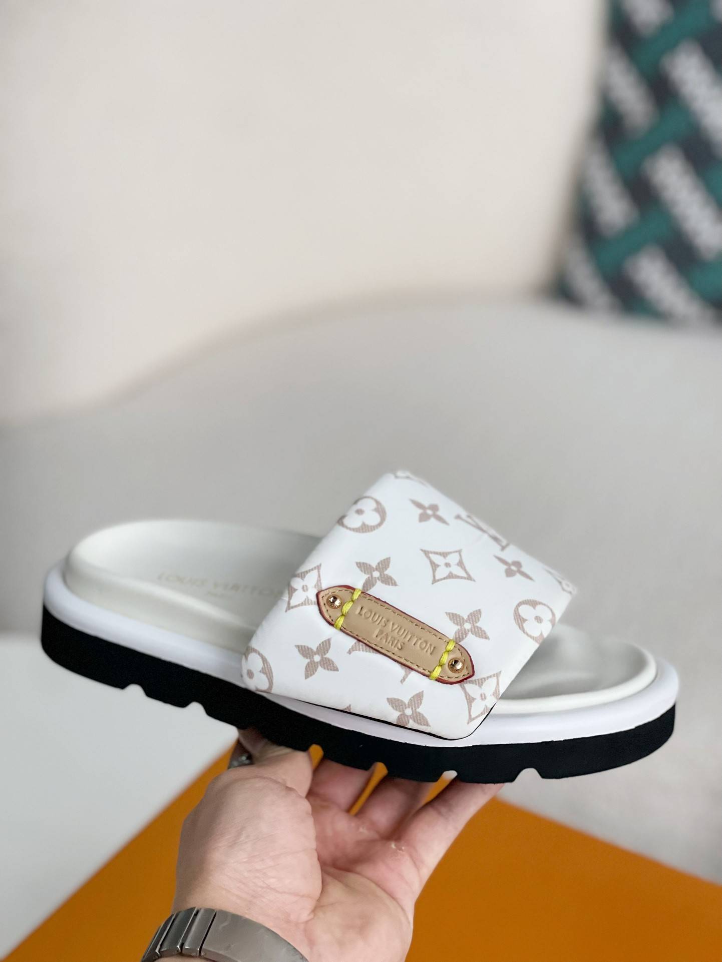 L*V SLIPPERS