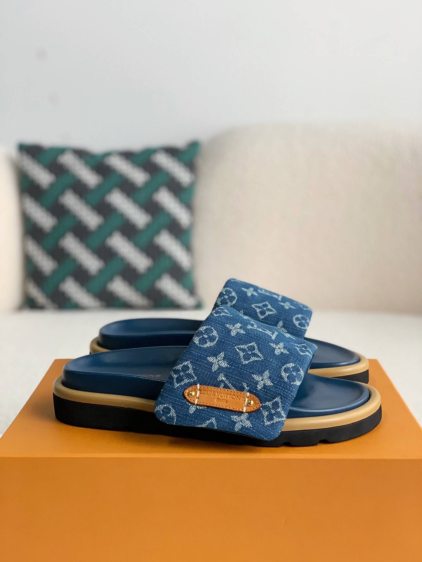 L*V SLIPPERS