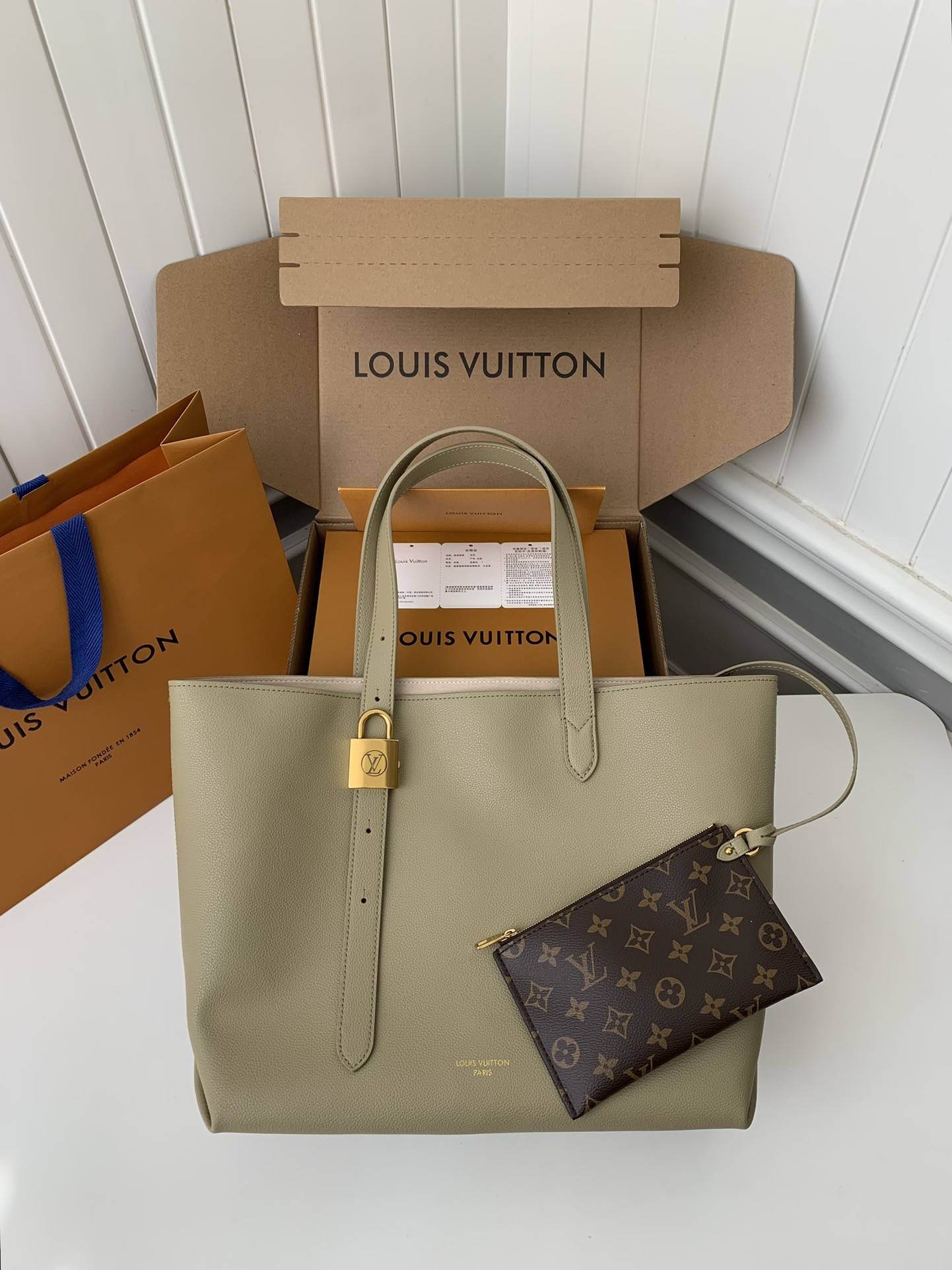L*V Low Key Cabas Mid -number Handbag M25343 Size: 30*14*47cm