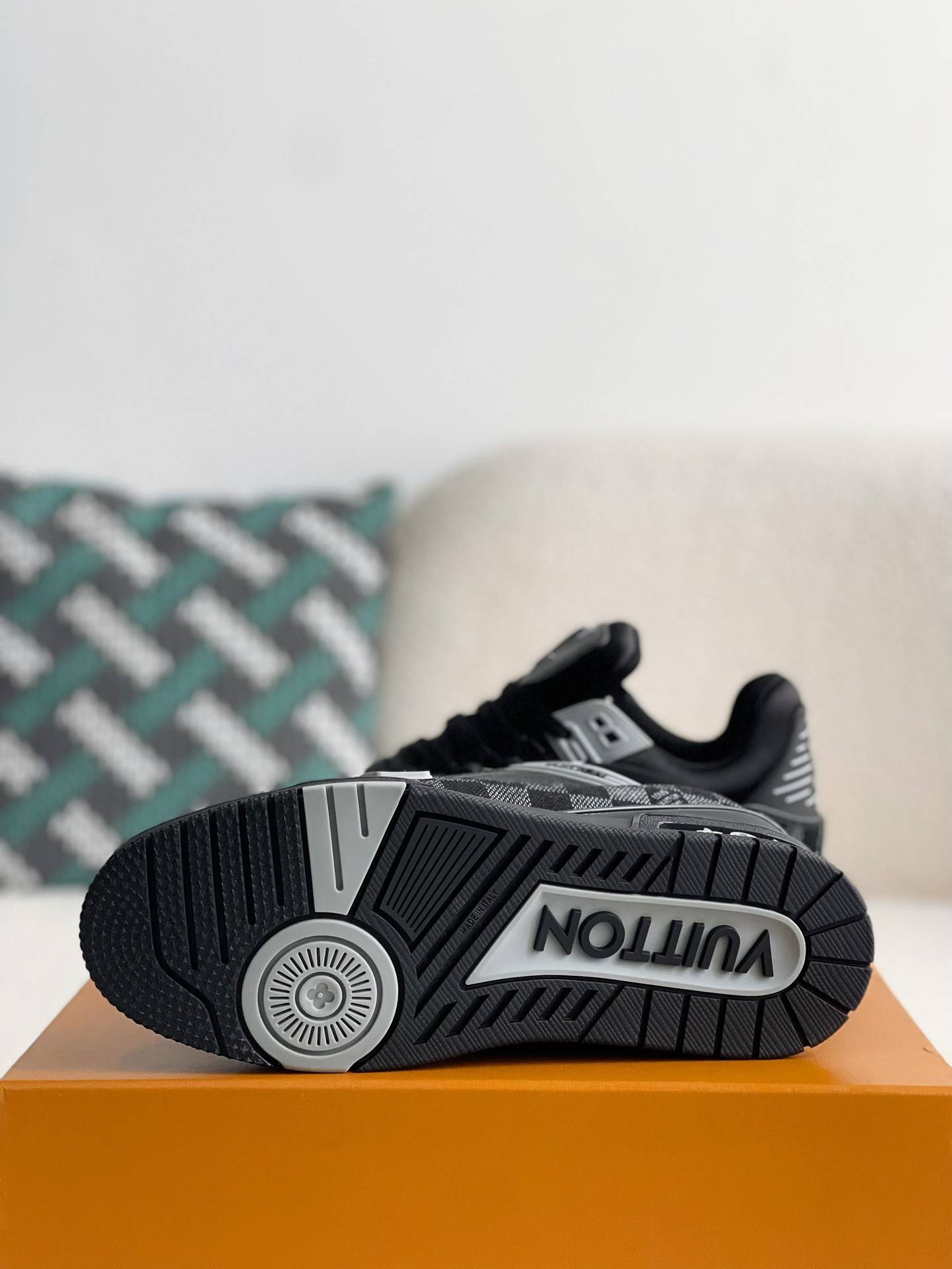 L*V SNEAKERS