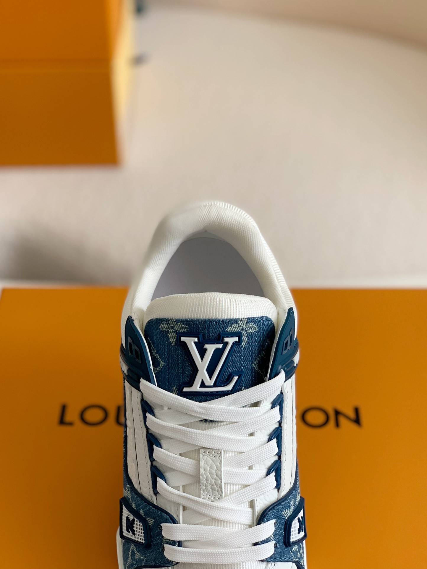 L*V TRAINER 1A8FN8 Sneakers