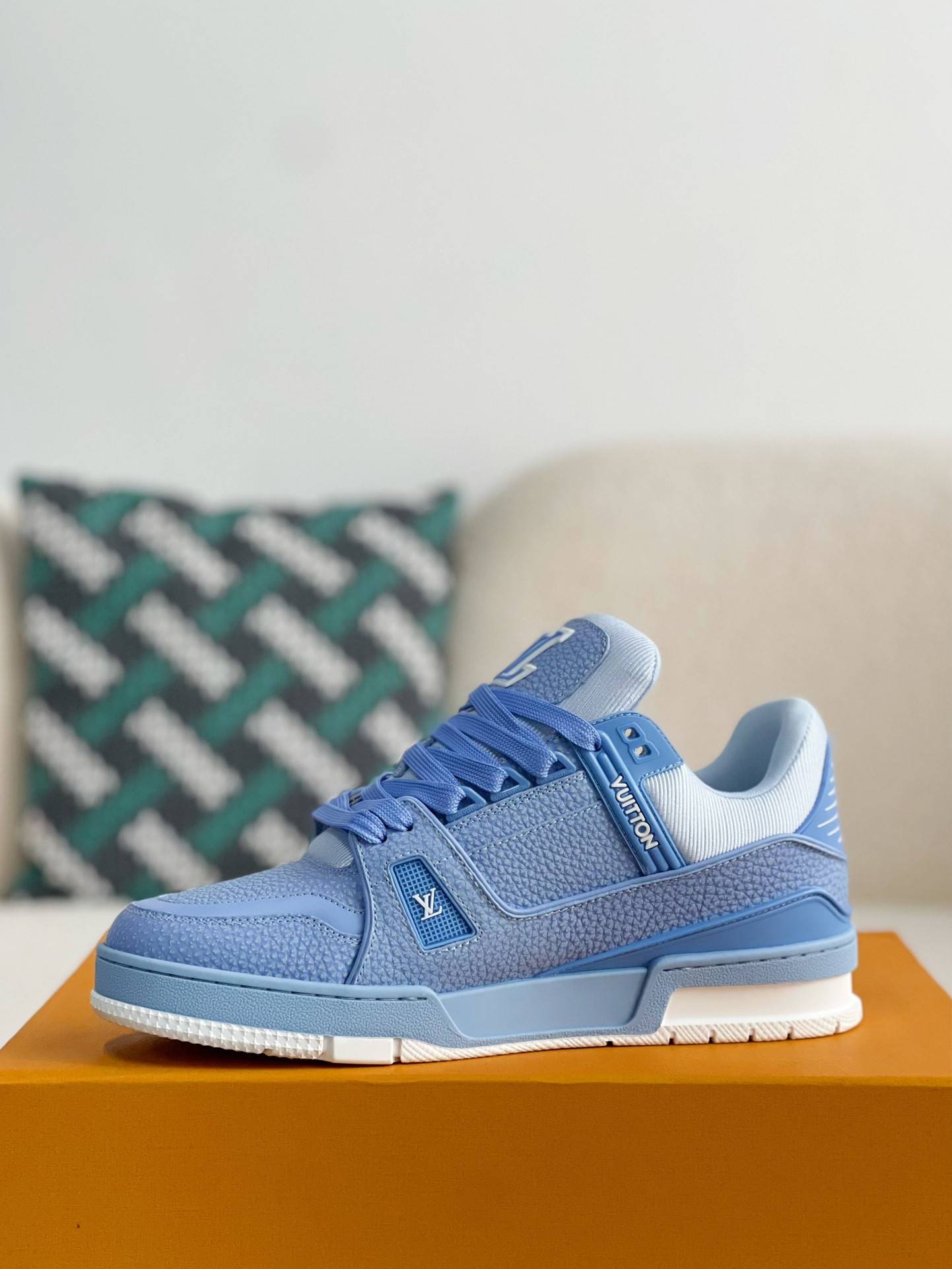 L*V SNEAKERS
