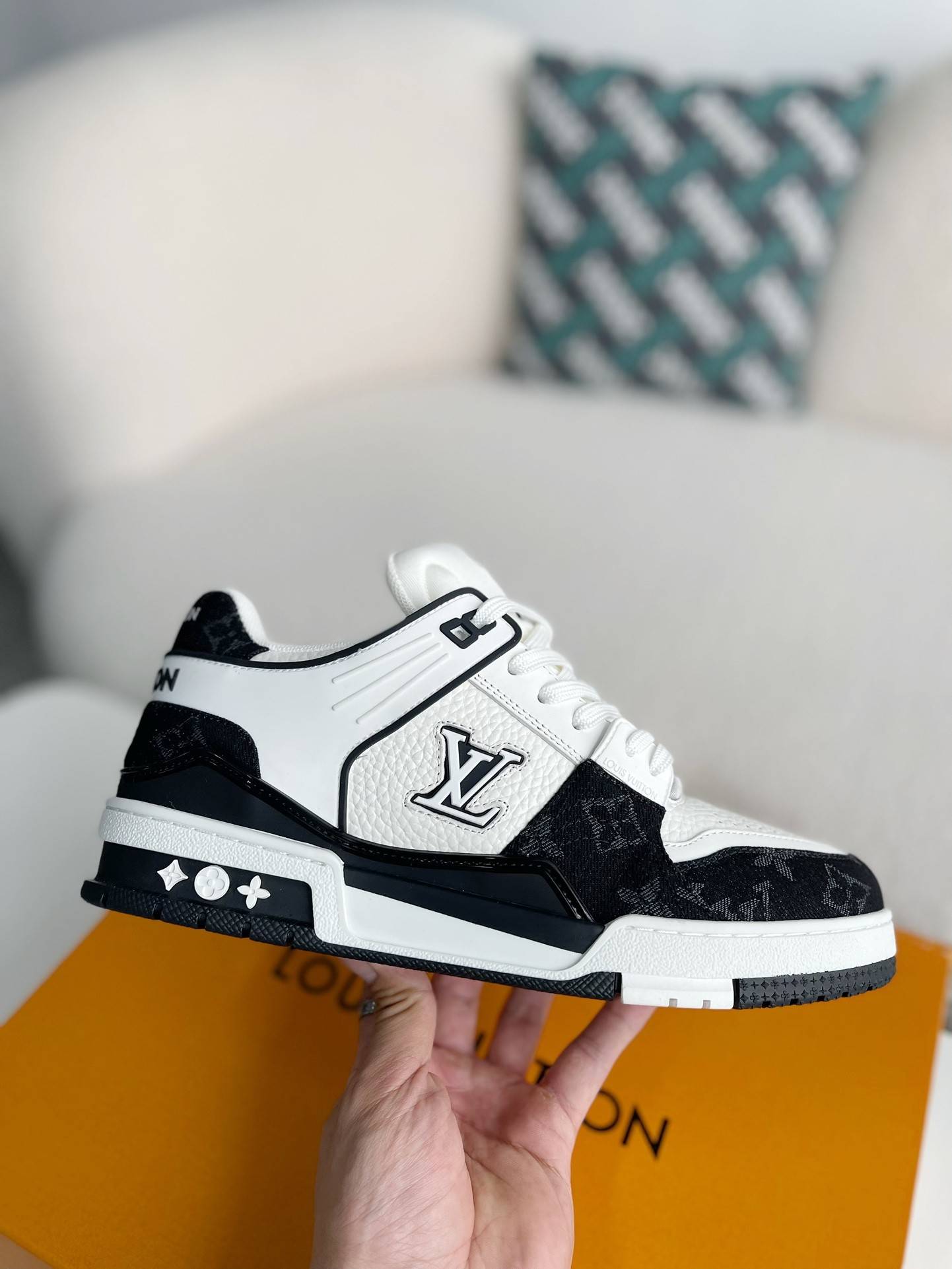 L*V SNEAKERS