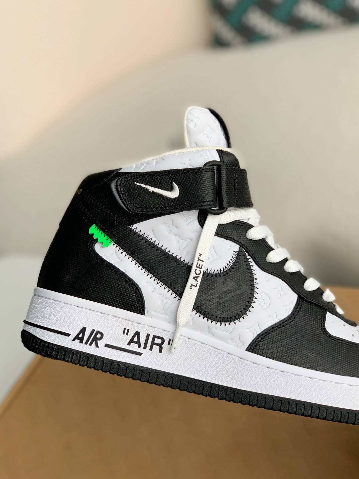 L*V   SNEAKERS