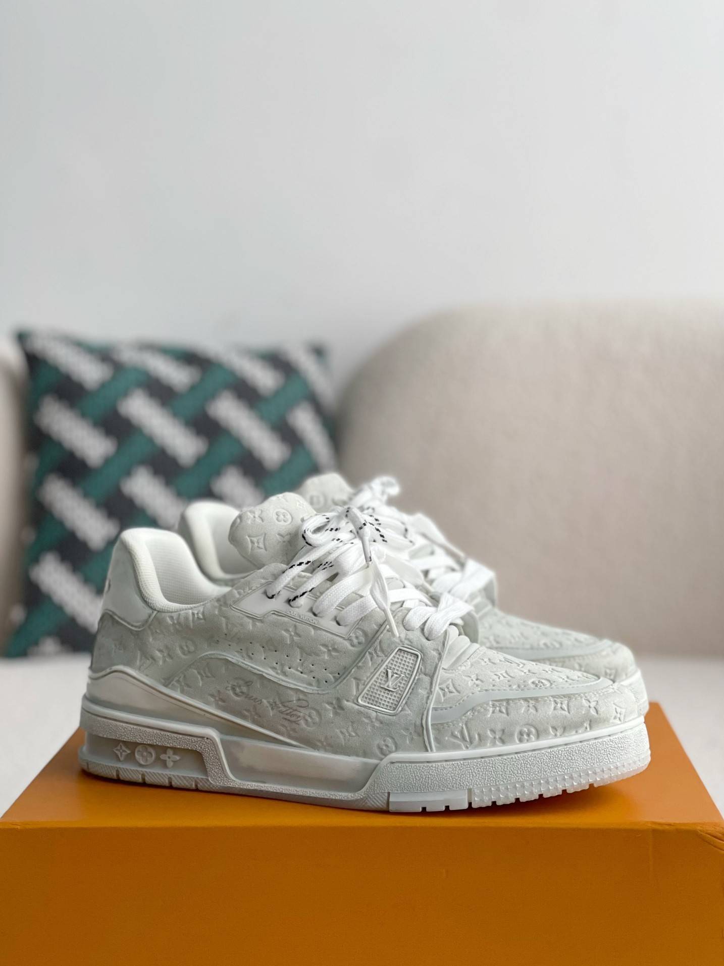 L*V TRAINER SNEAKERS