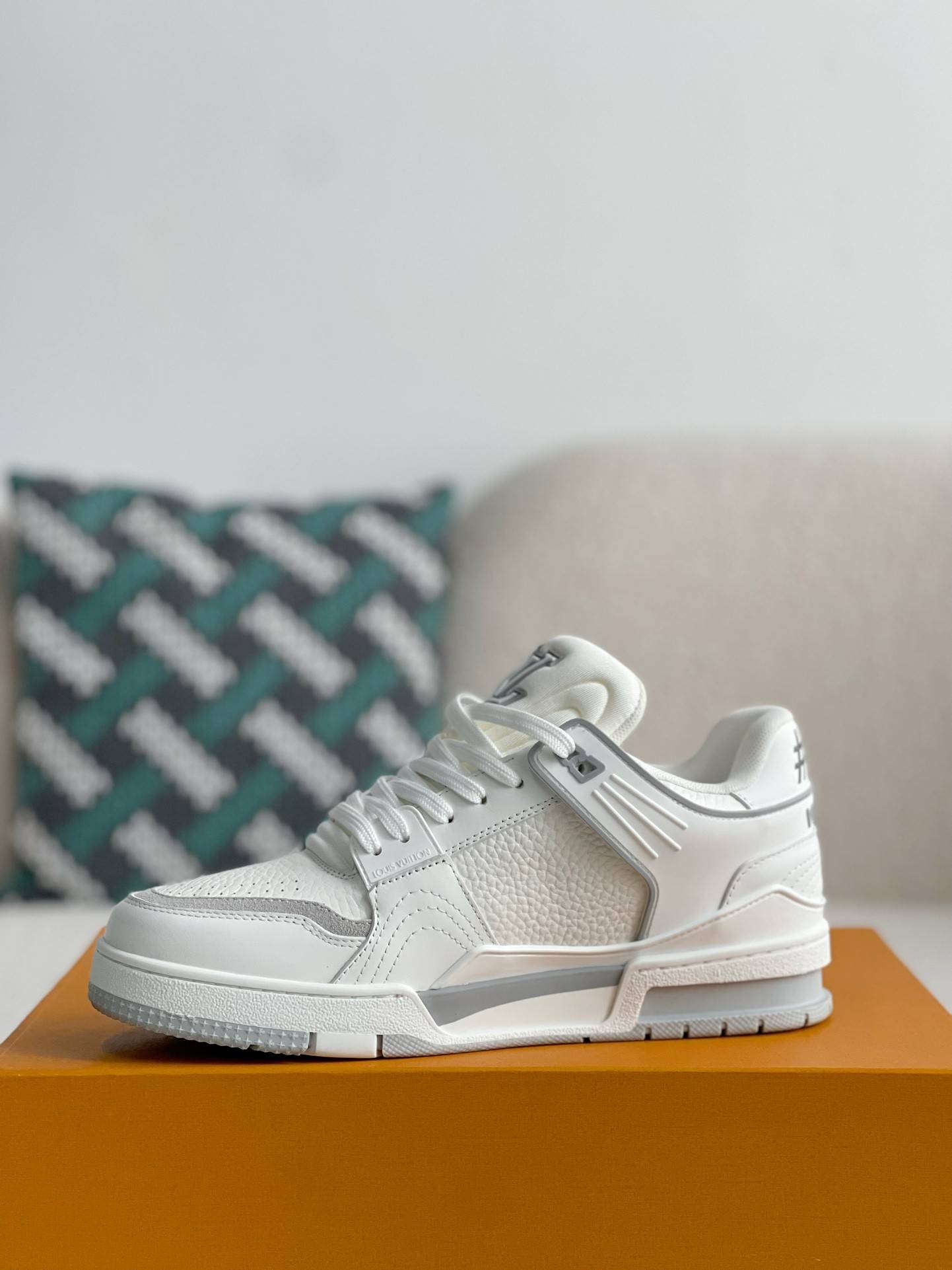 L*V SNEAKERS