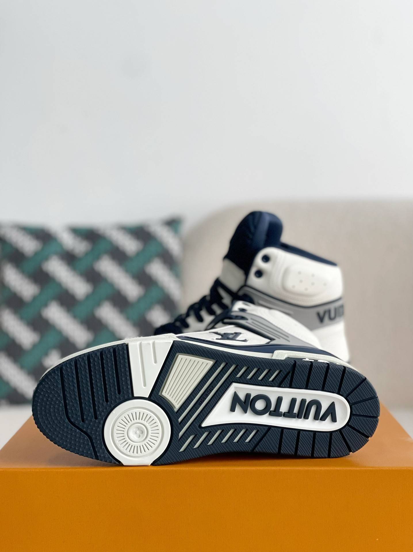 L*V TRAINER SNEAKERS