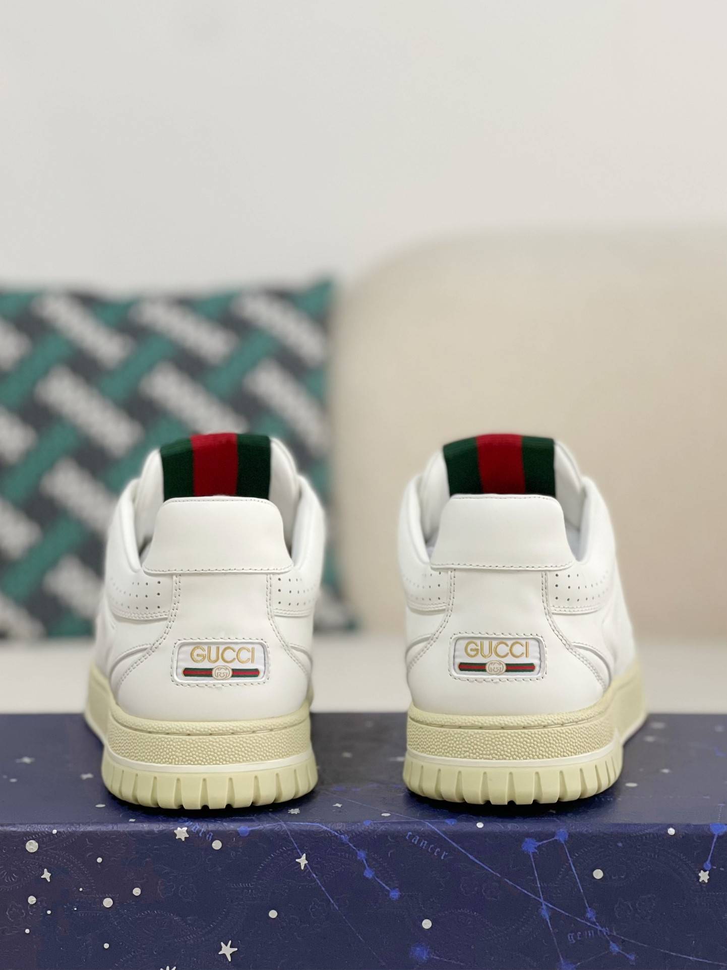 GU*INew Sneakers