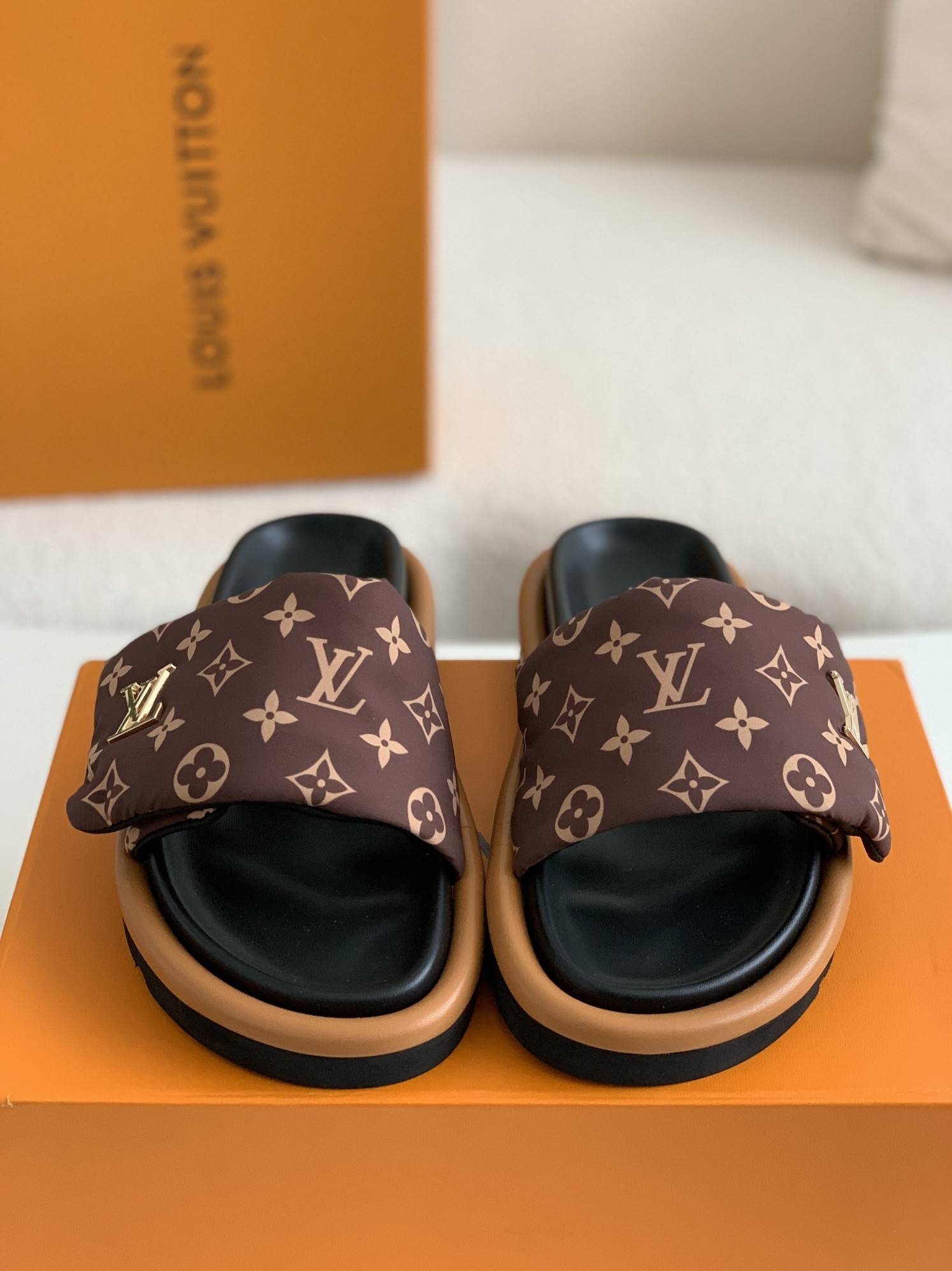 L*V  SLIPPERS