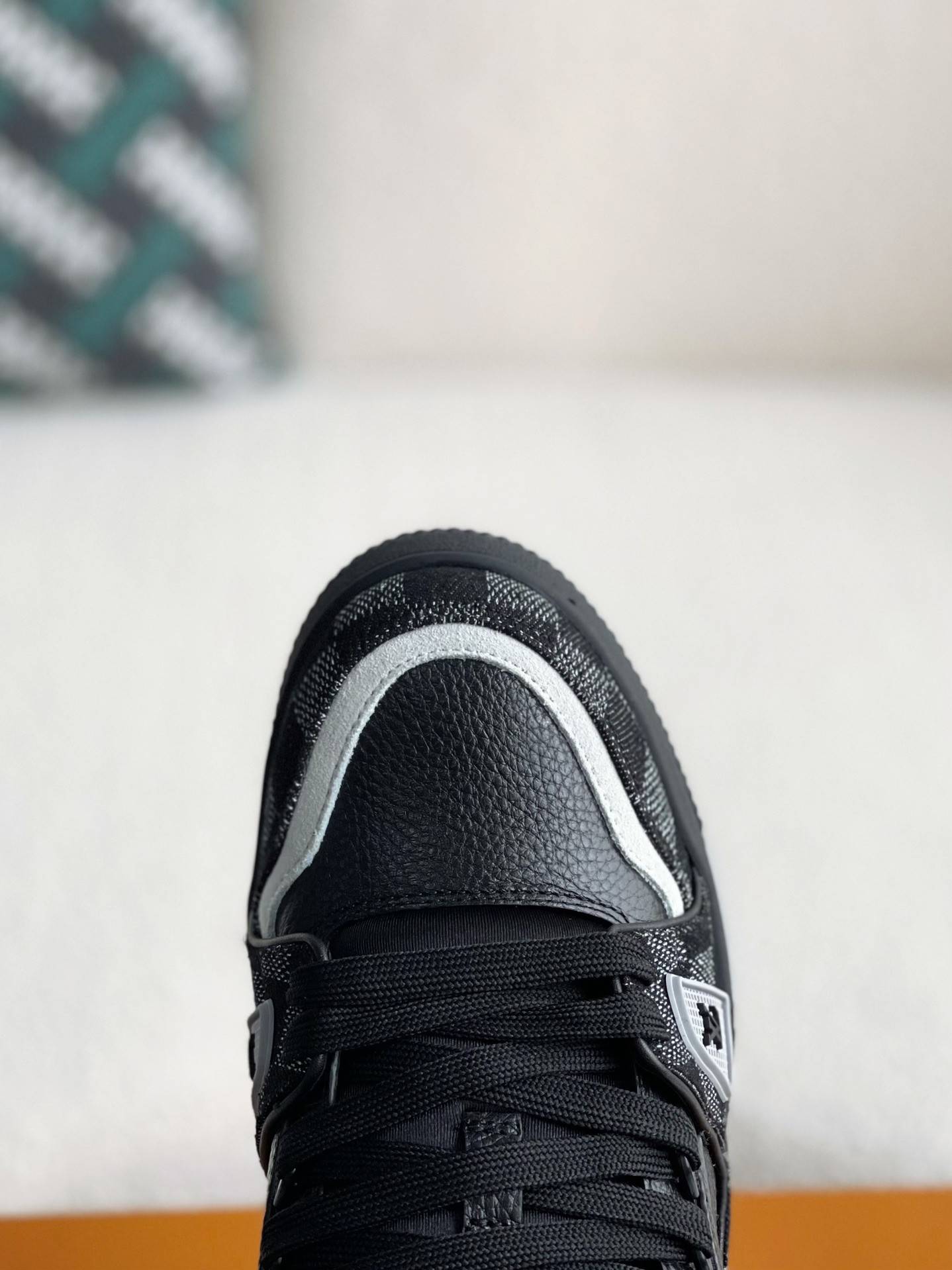 L*V SNEAKERS