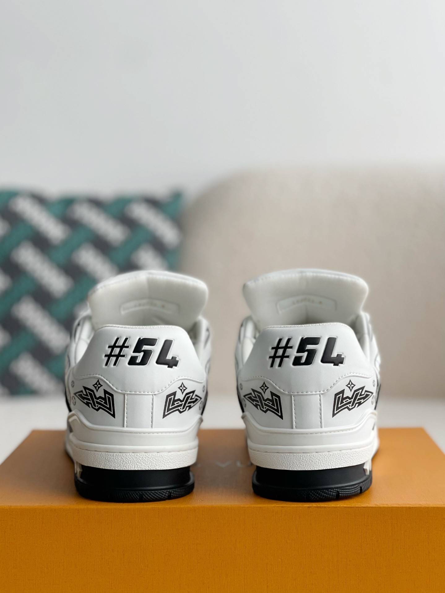 L*V SNEAKERS