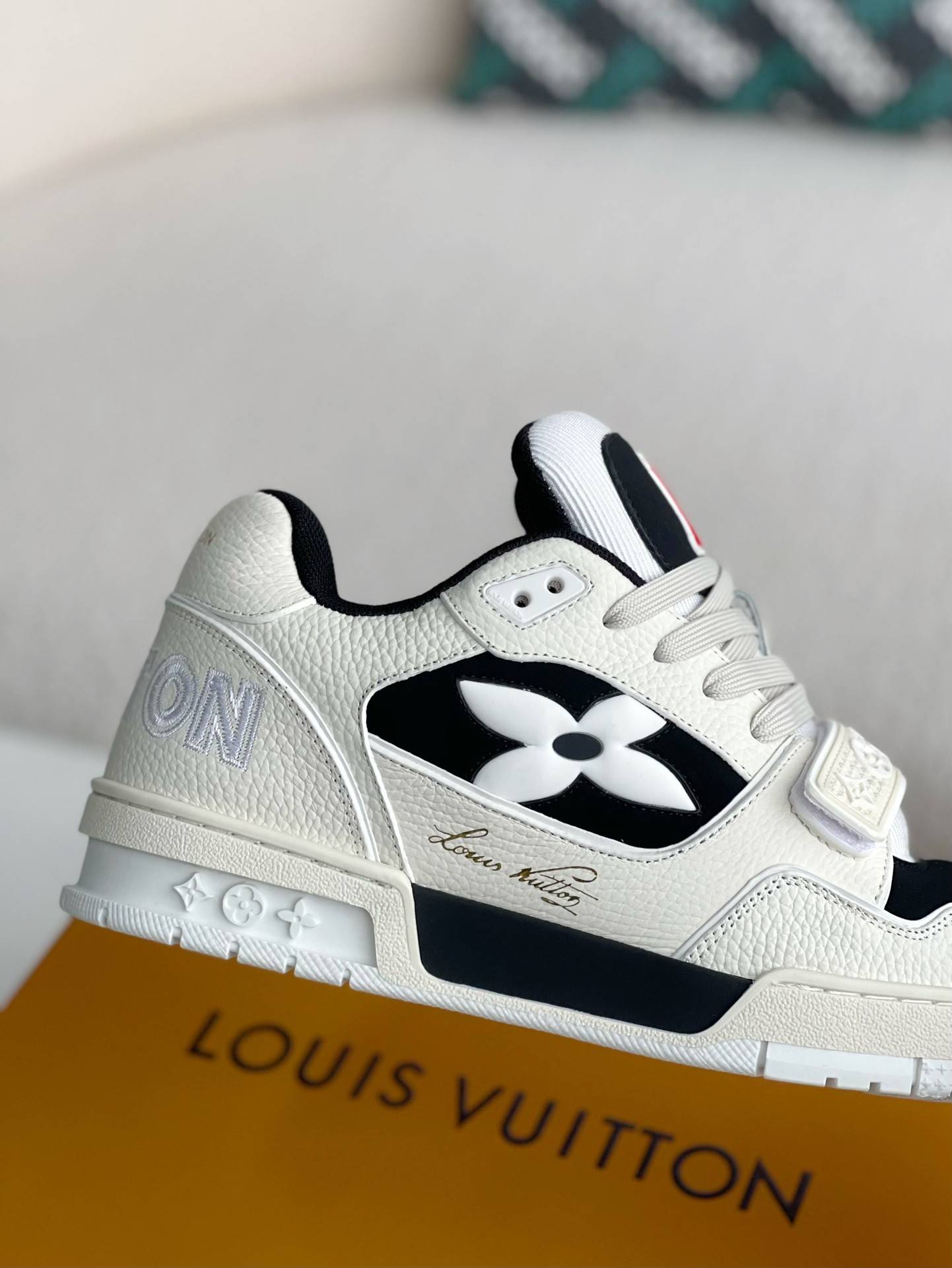 L*V SNEAKERS