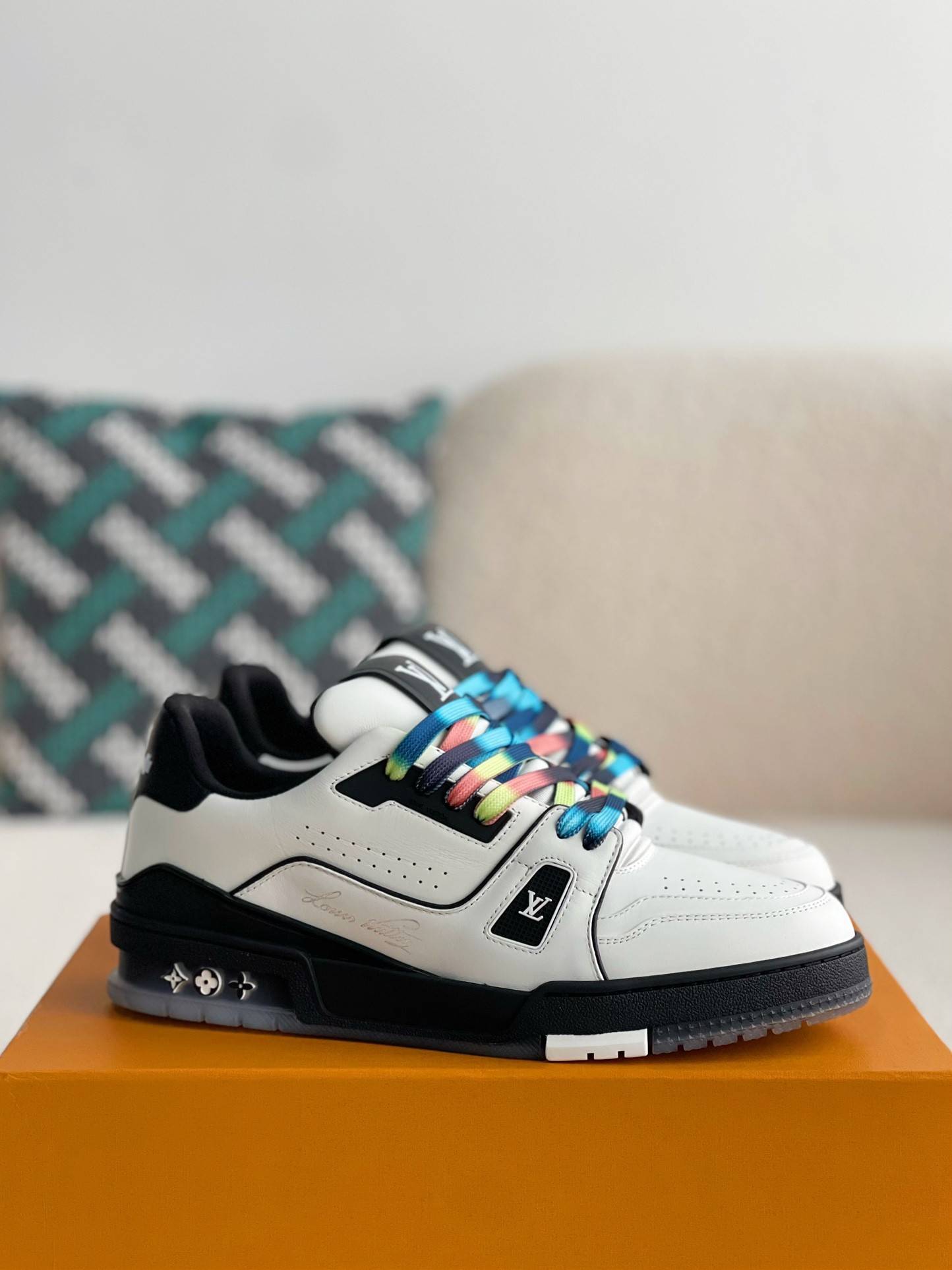 L*V SNEAKERS