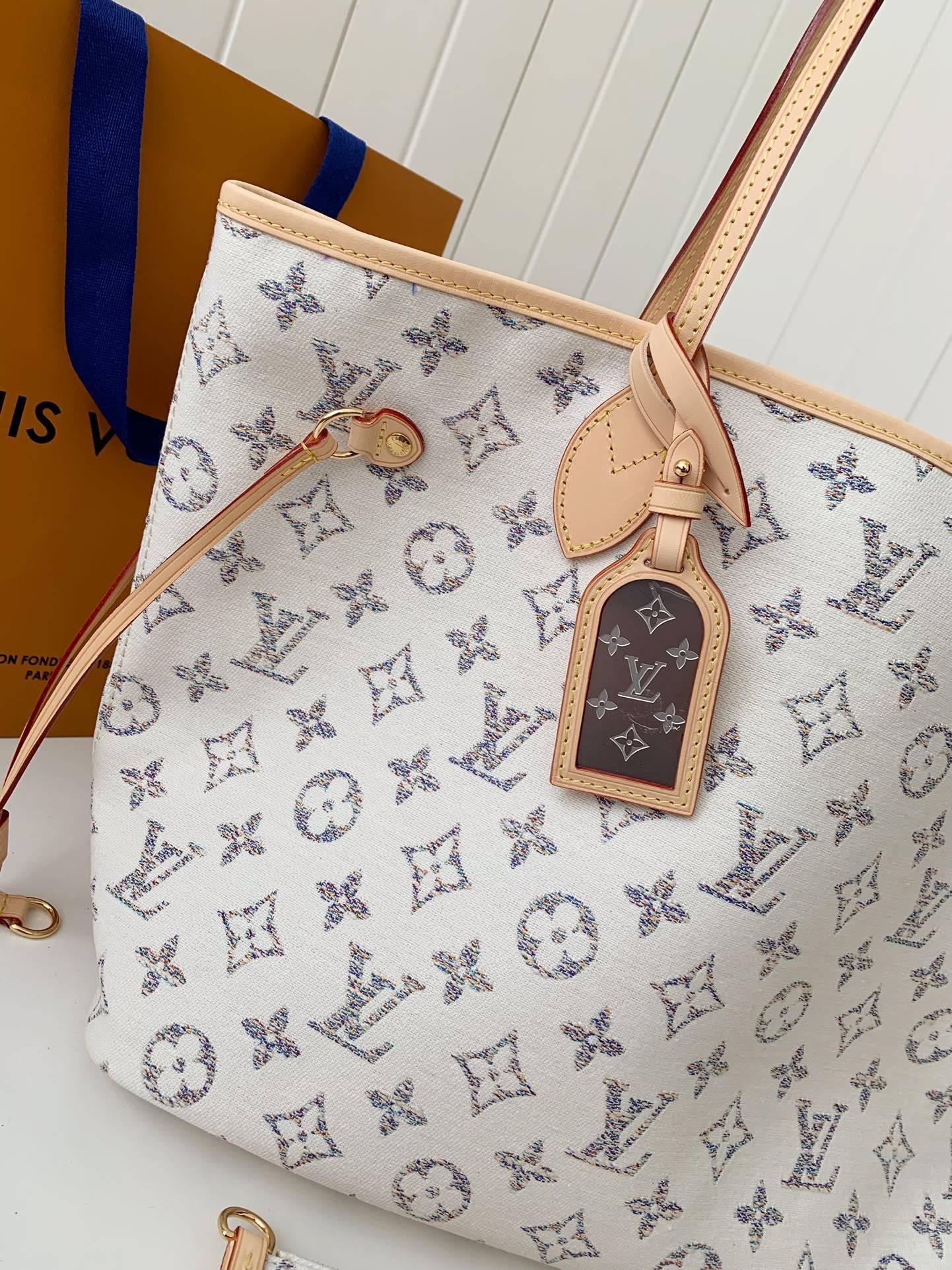 L*V Neverfull medium handbag M24905  Size：31*28*14cm