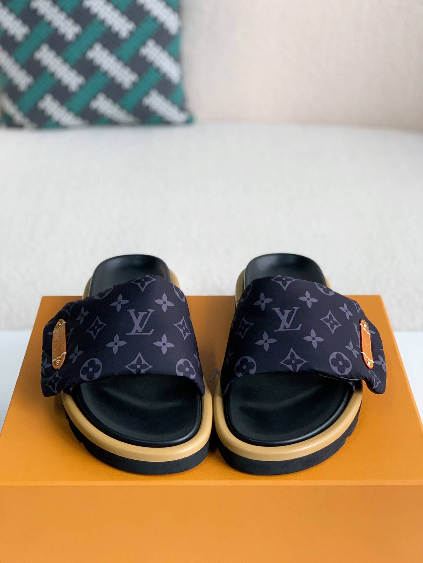 L*V SLIPPERS