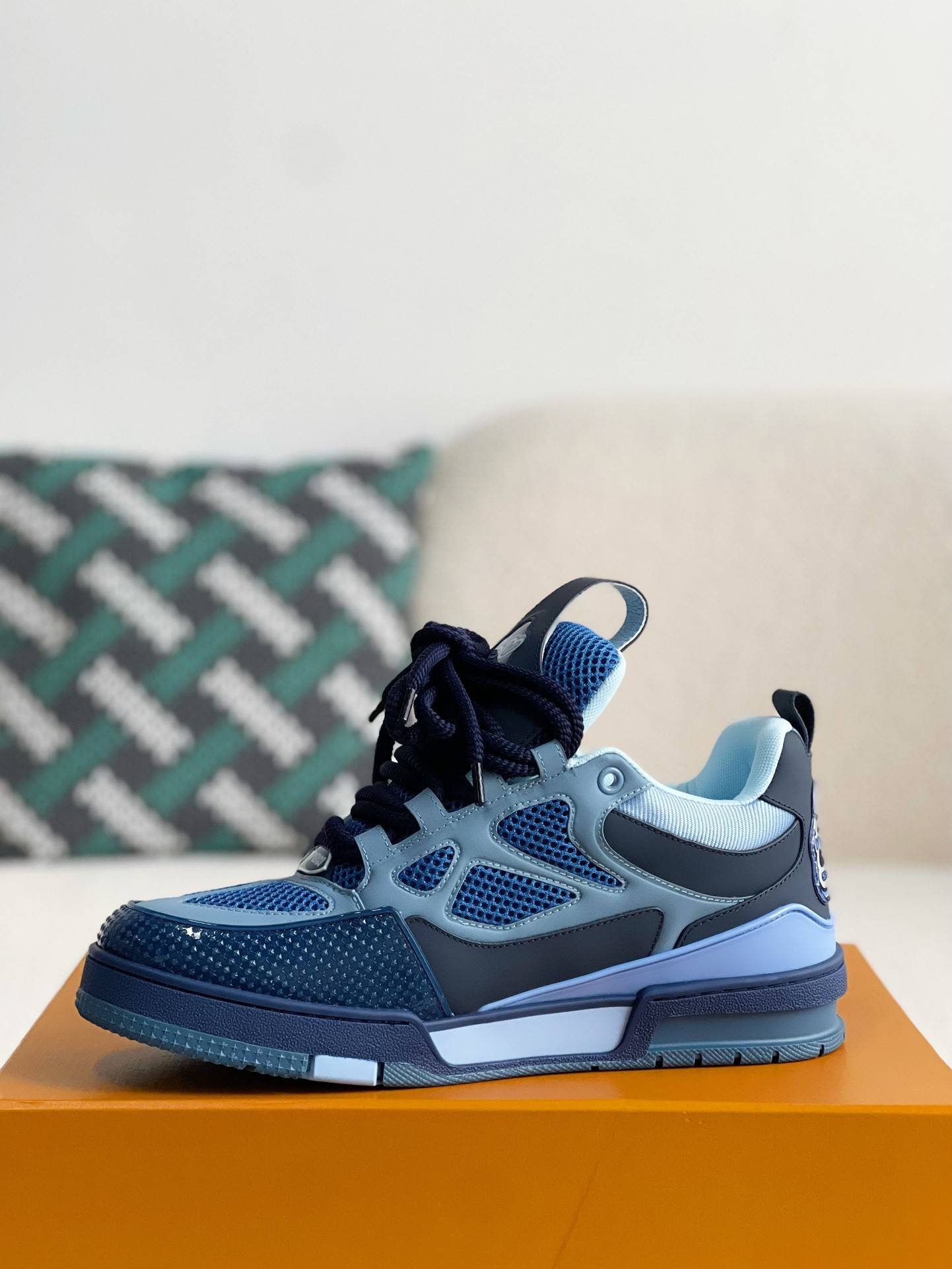 L*V RUNNER TATIC sneakers