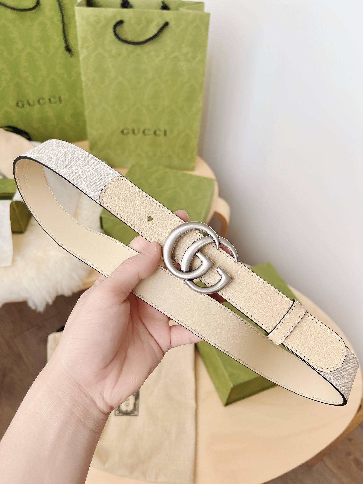 G*u*i ladies belt