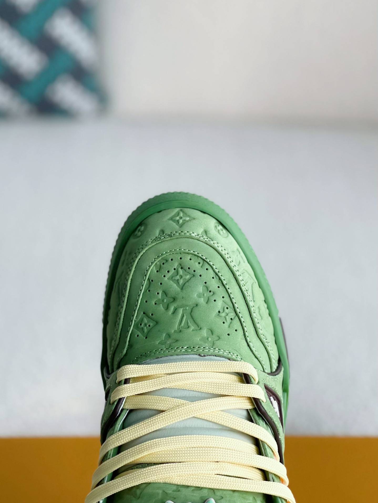 L*V SNEAKERS