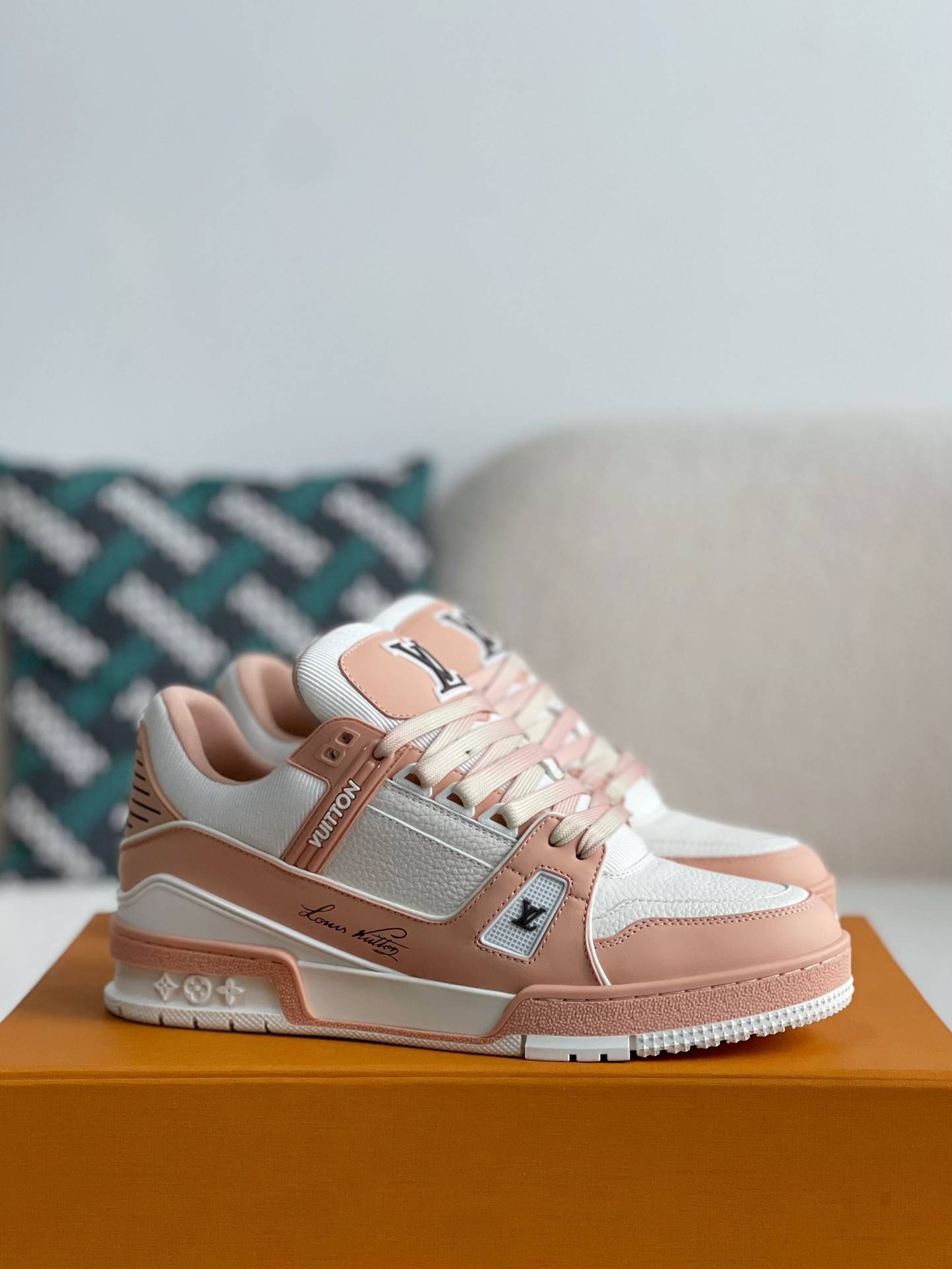L*V SNEAKERS