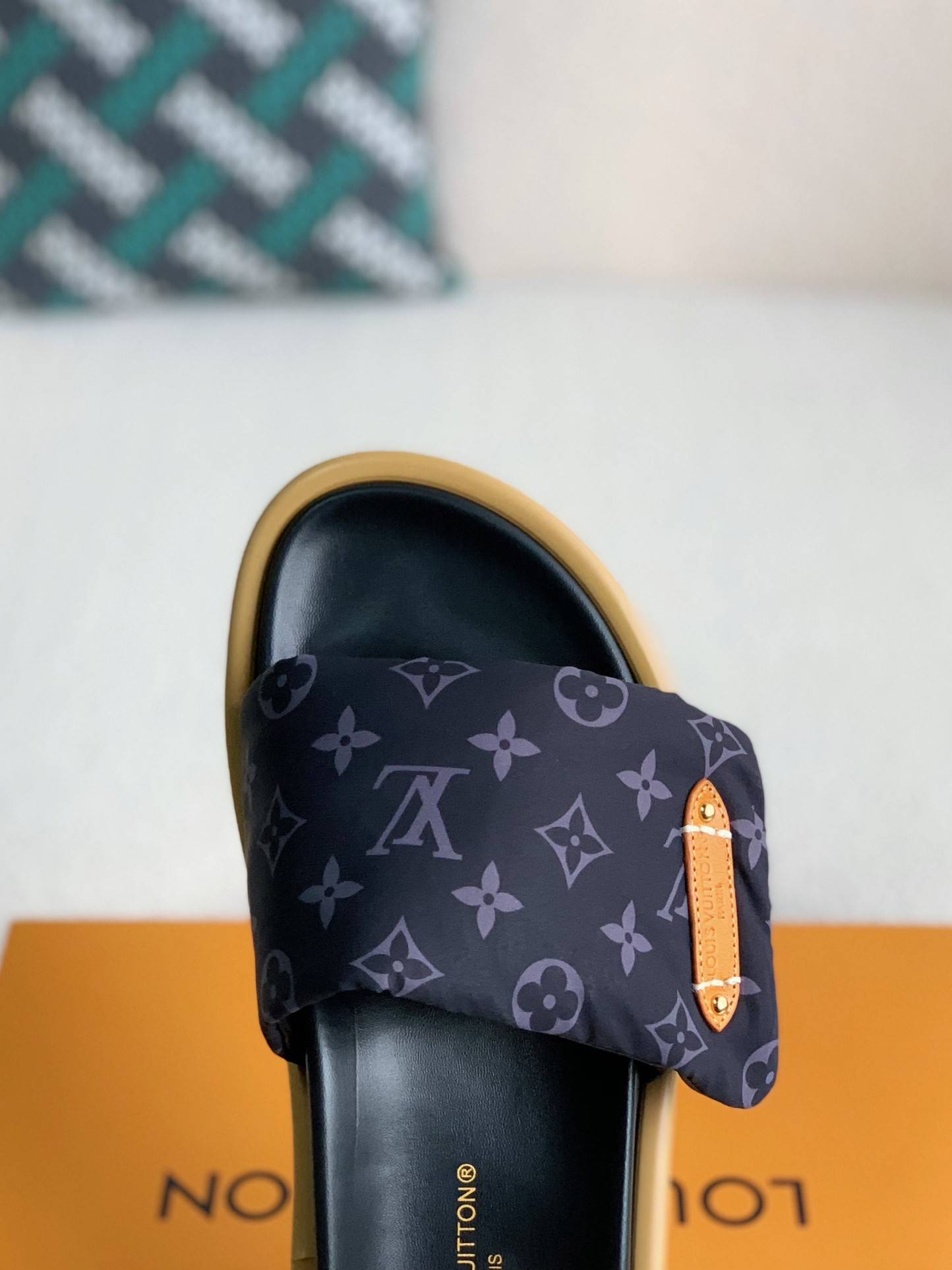 L*V SLIPPERS