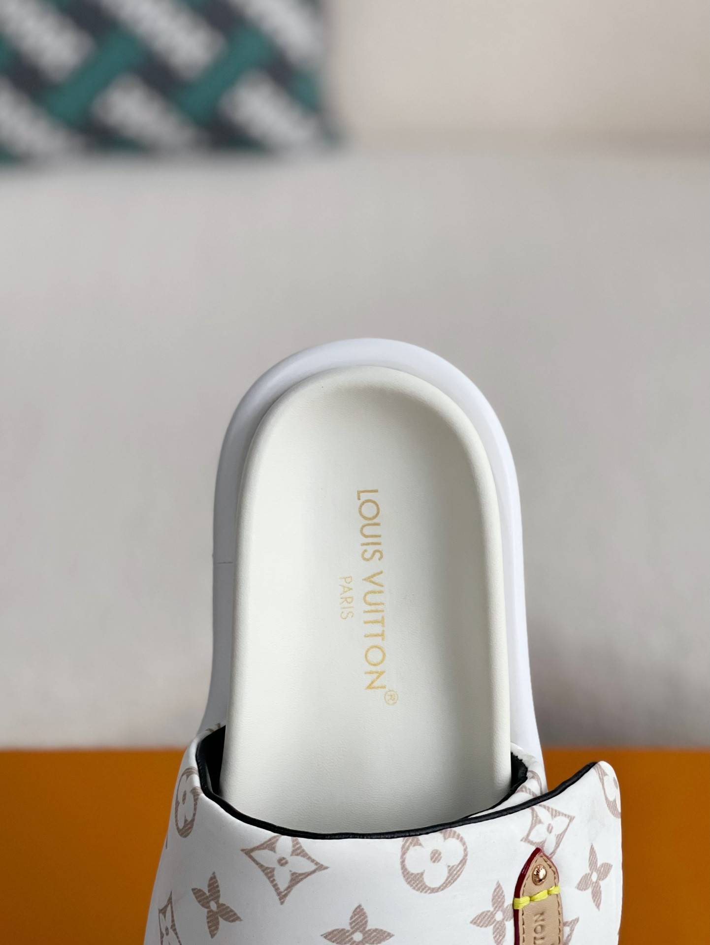 L*V SLIPPERS