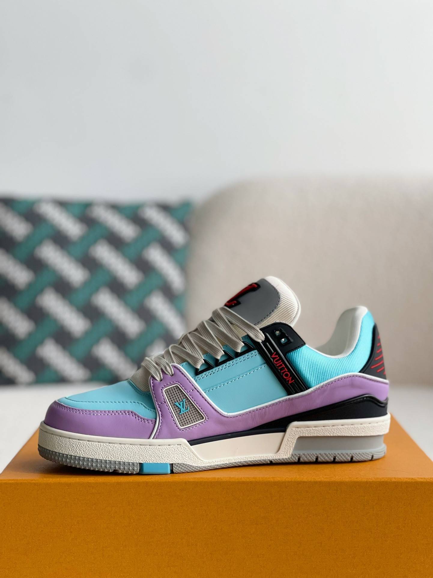 L*V TRAINER Sneakers