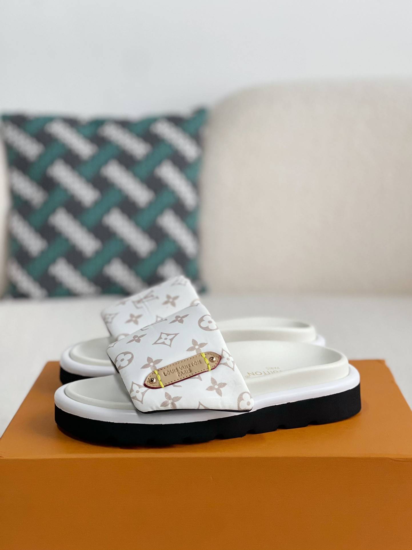 L*V SLIPPERS