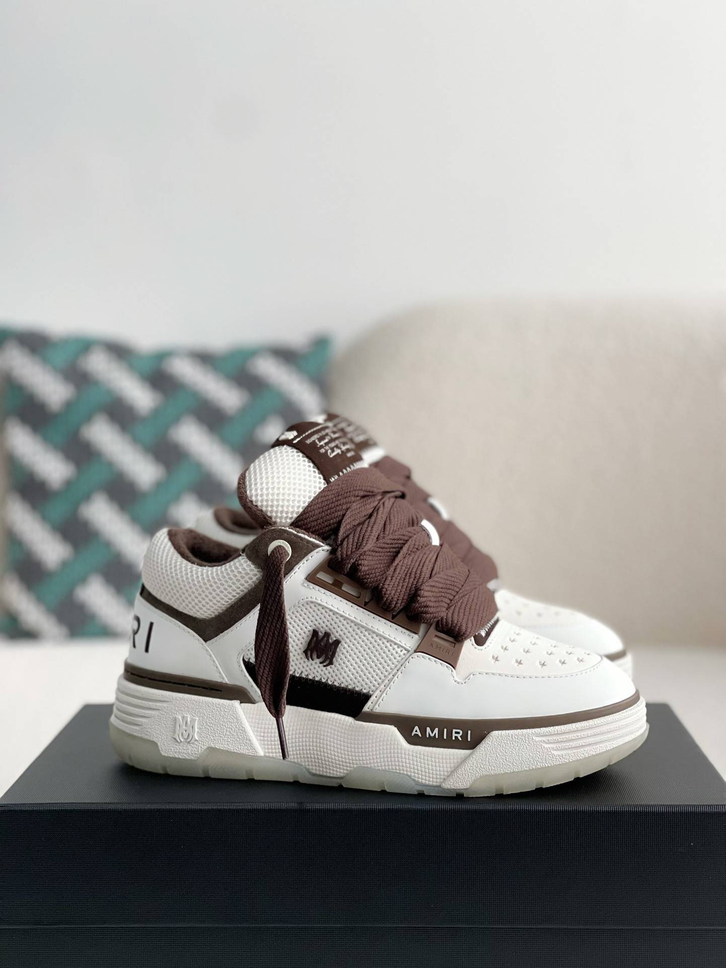 A*RI sneaker