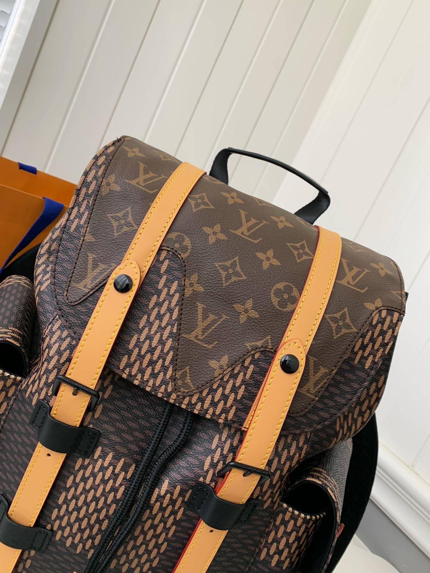 L*V Medium-sized men’s matching colored backpack  M40350  Size：38*44*21cm