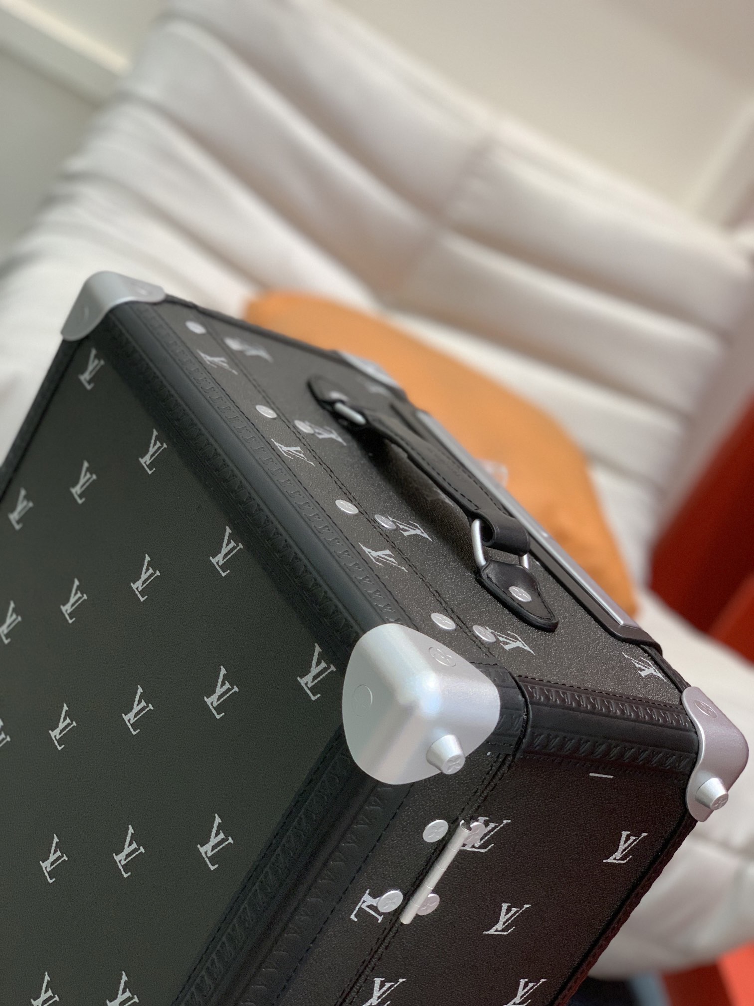 L*V M11067 RUNWAY Rolling Trunk
