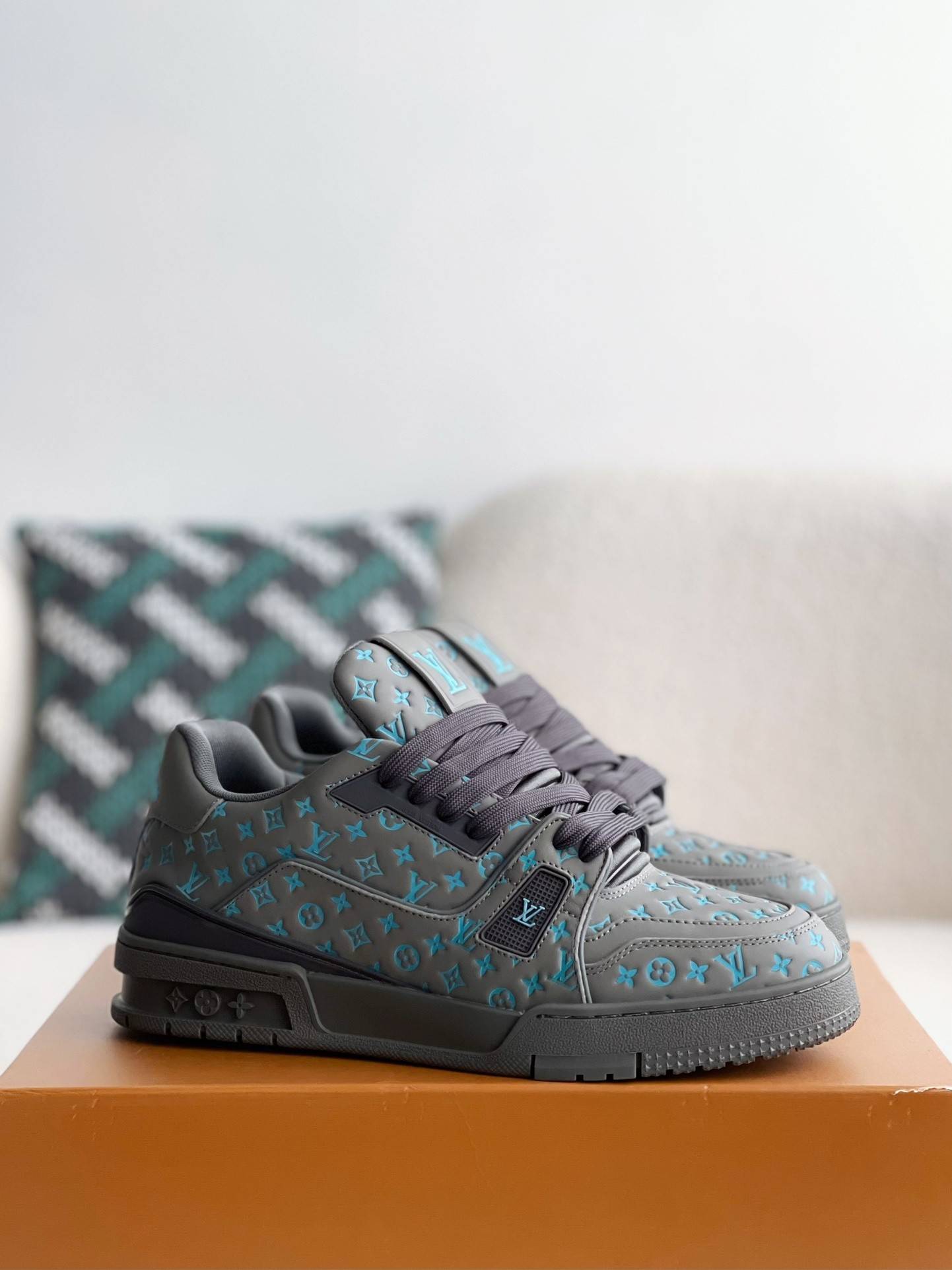 L*V TRAINER SNEAKERS