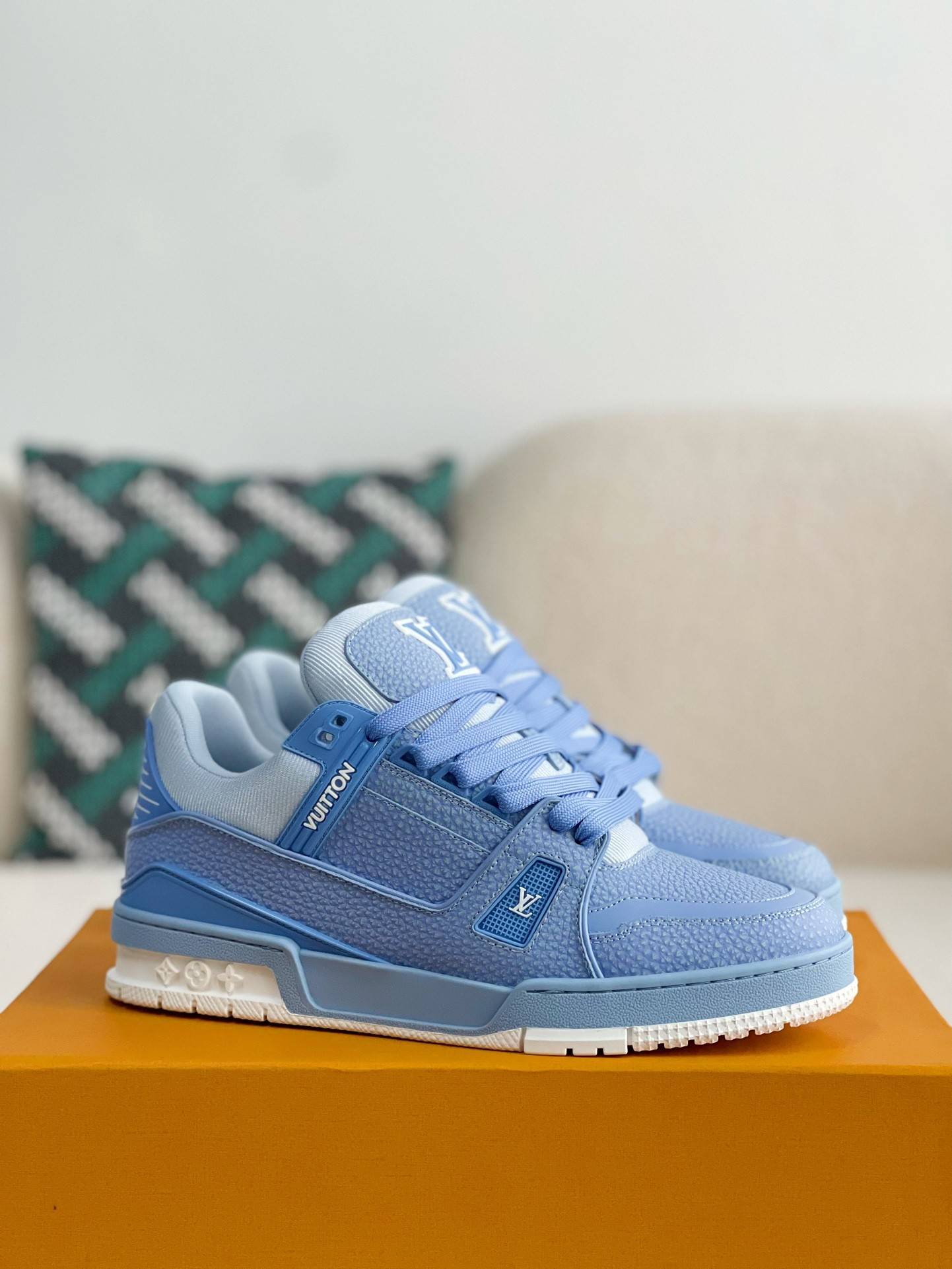 L*V SNEAKERS