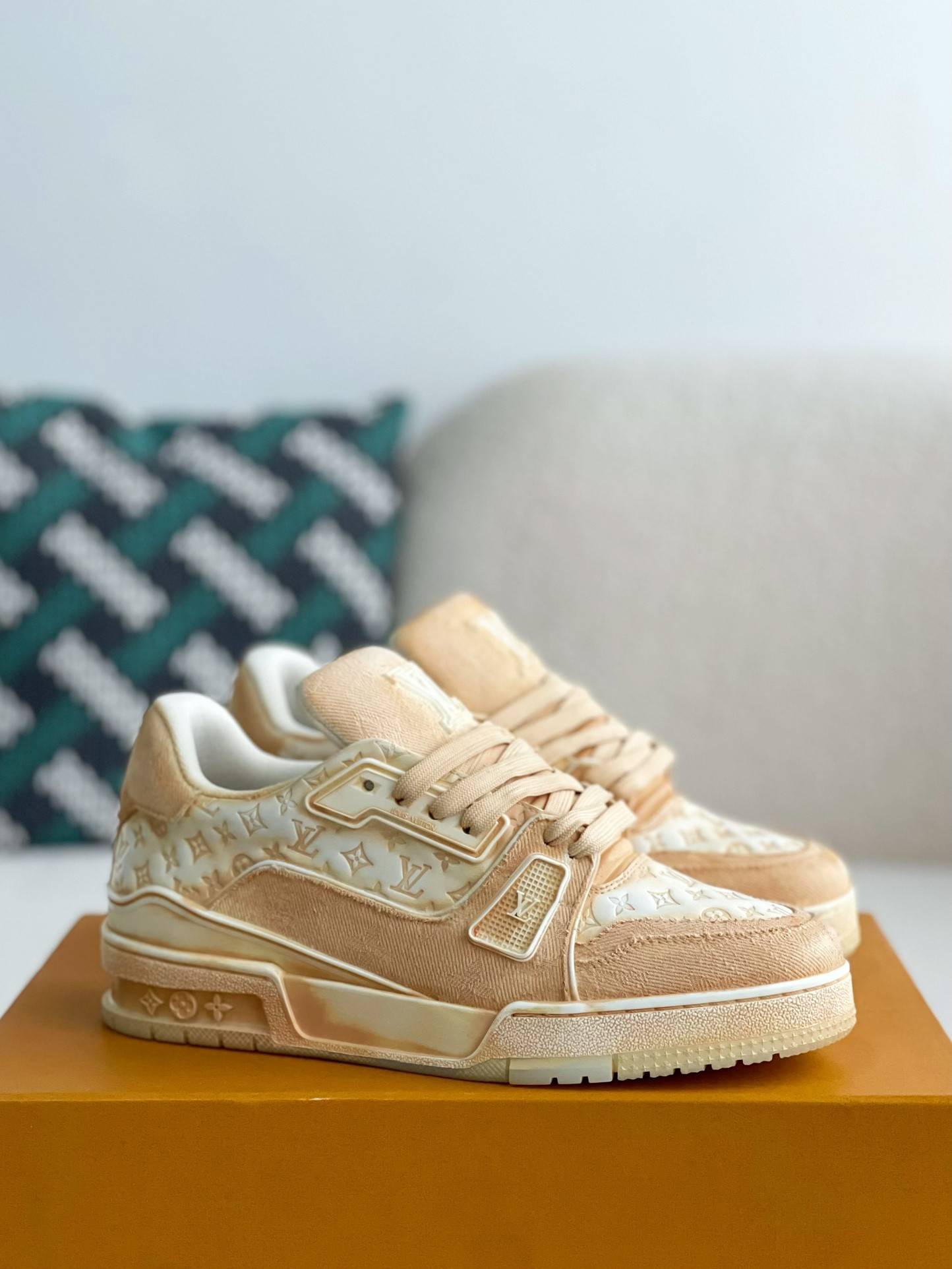 L*V TRAINER SNEAKERS