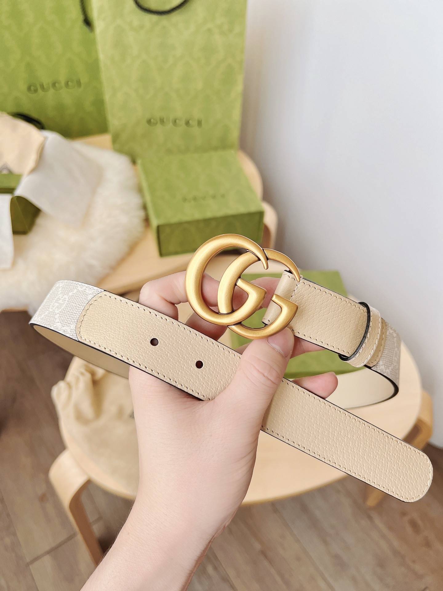 G*u*i ladies belt