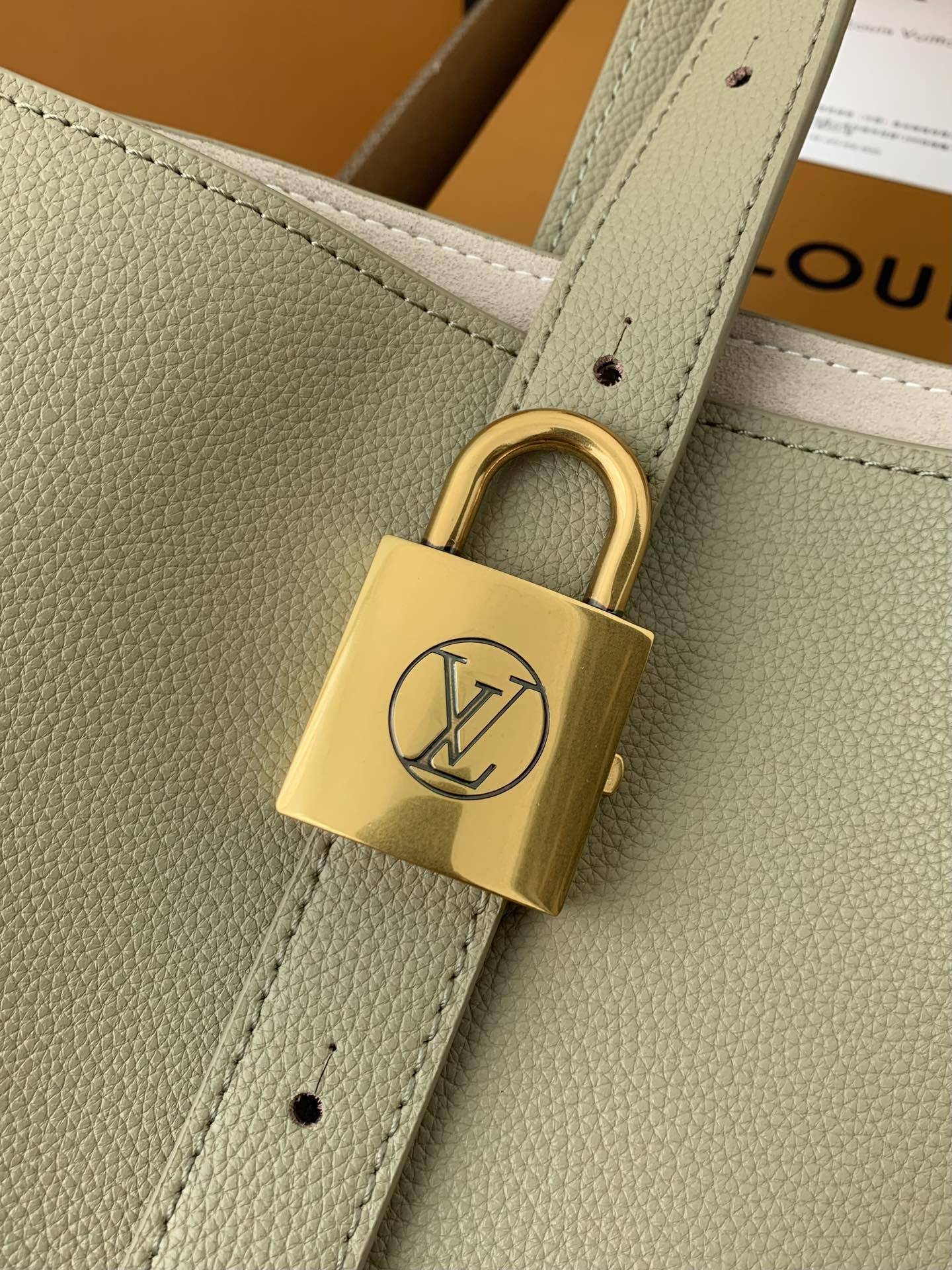 L*V Low Key Cabas Mid -number Handbag M25343 Size: 30*14*47cm