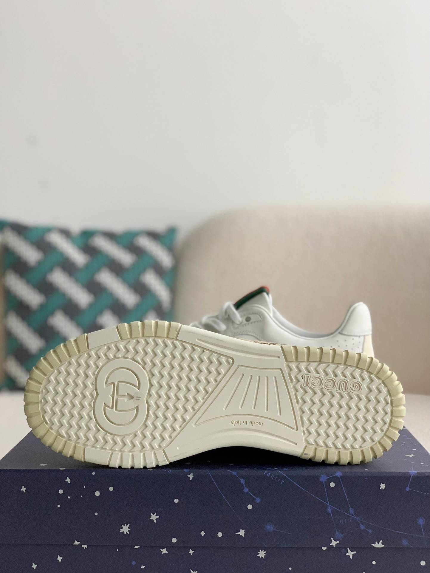 GU*INew Sneakers