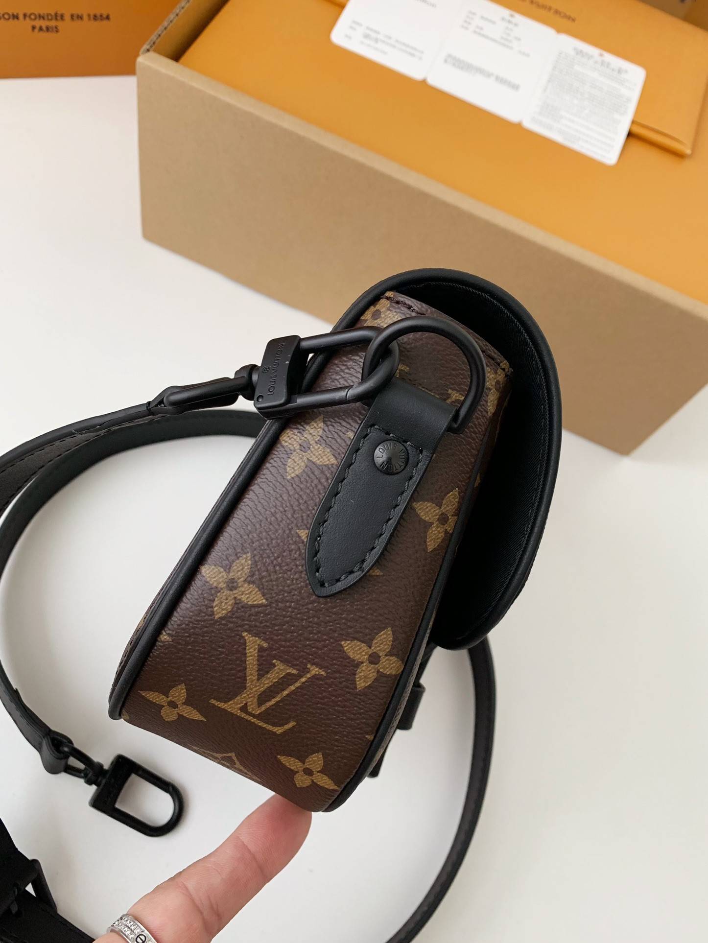L*V New season Montsouris Small Messenger Bag M47060  Size：20*17*7cm