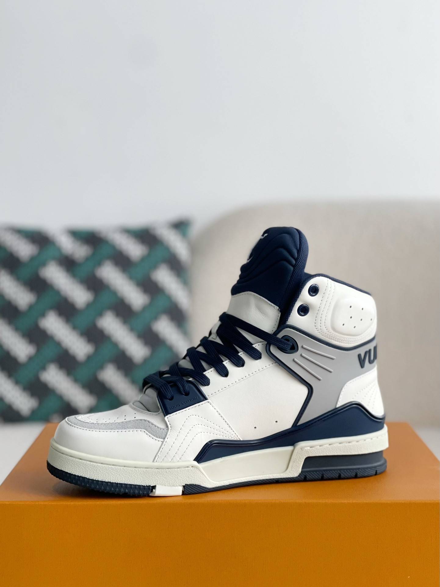 L*V TRAINER SNEAKERS