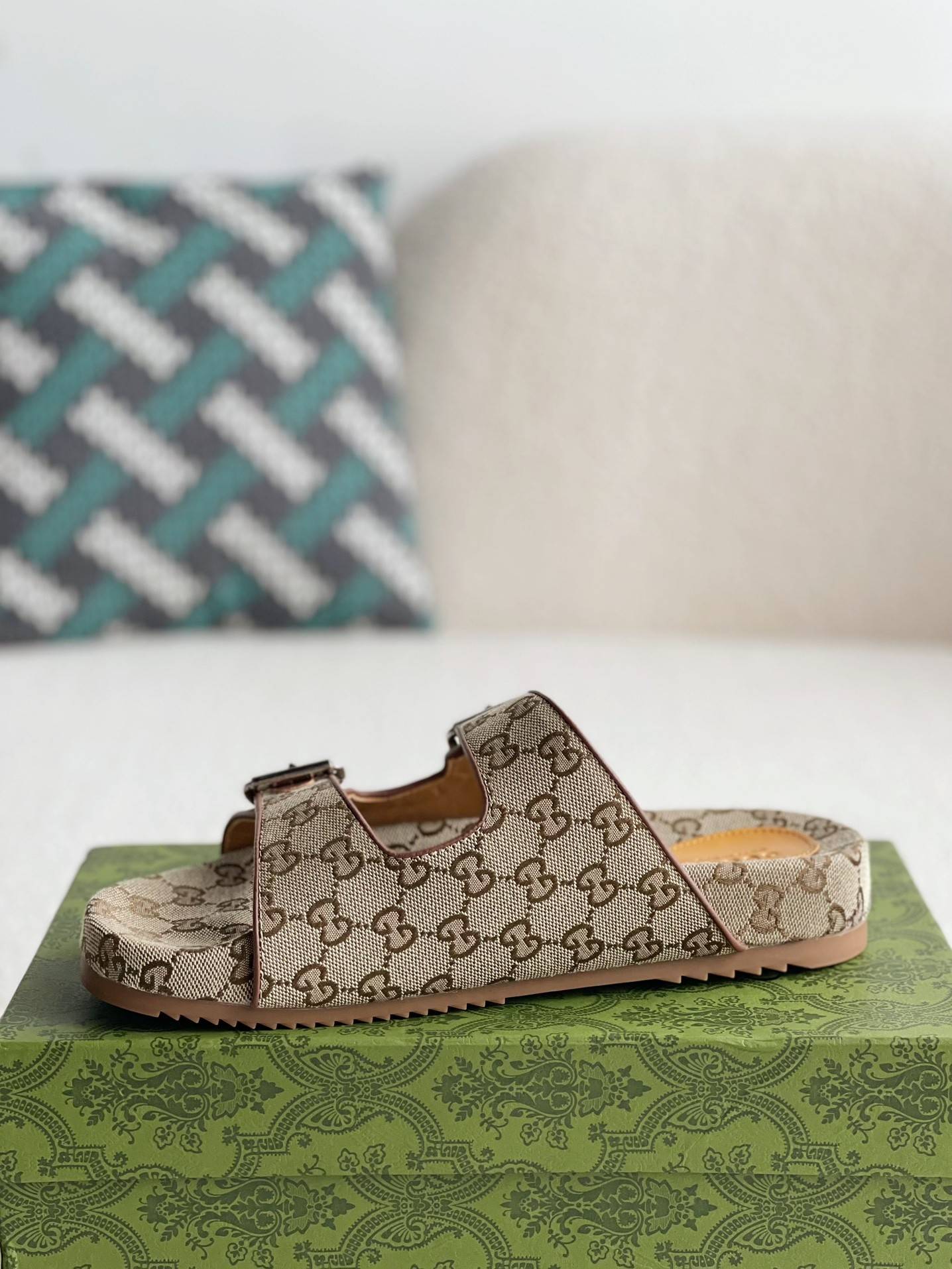 GU*Isandals