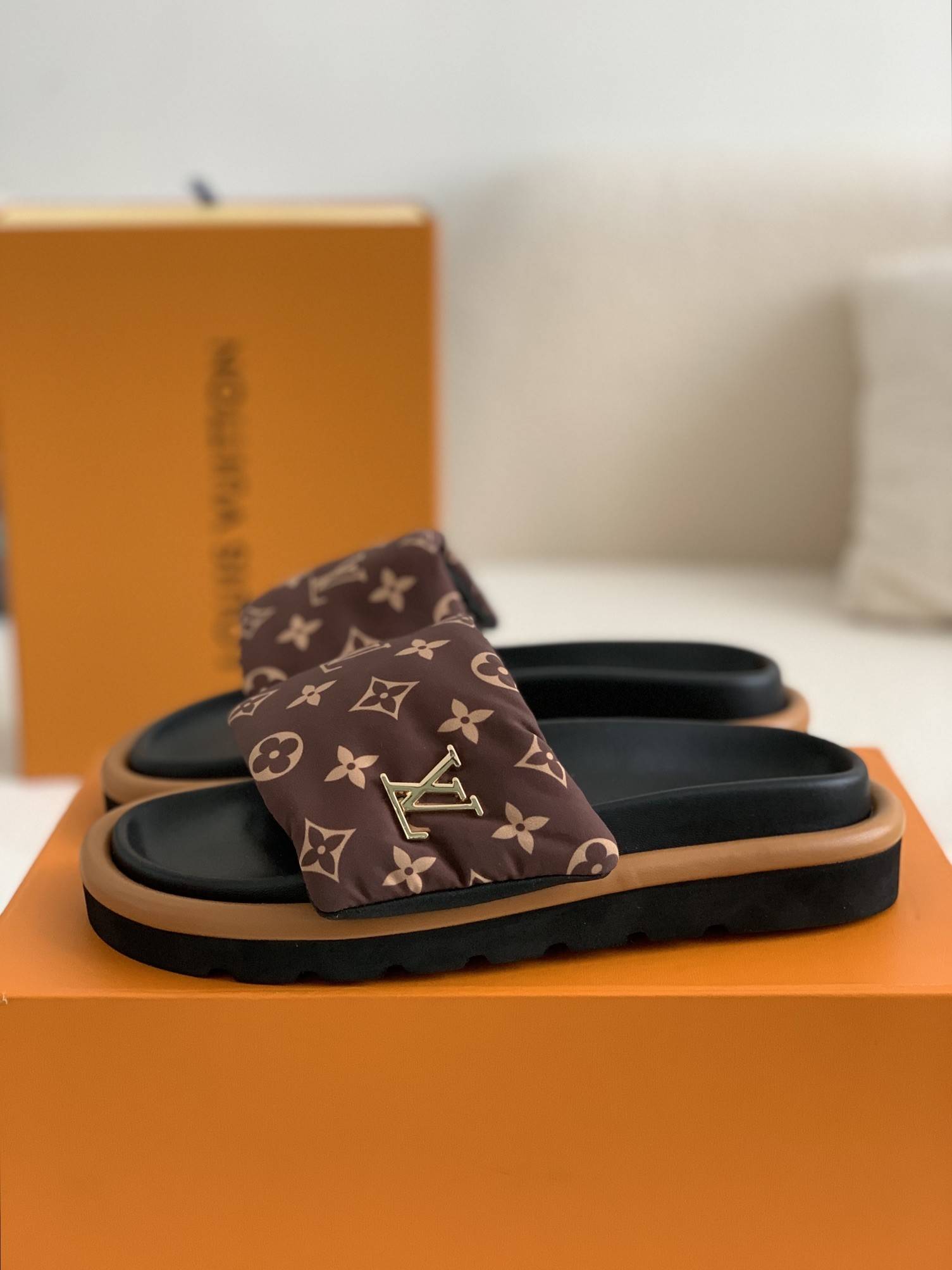 L*V SLIPPERS