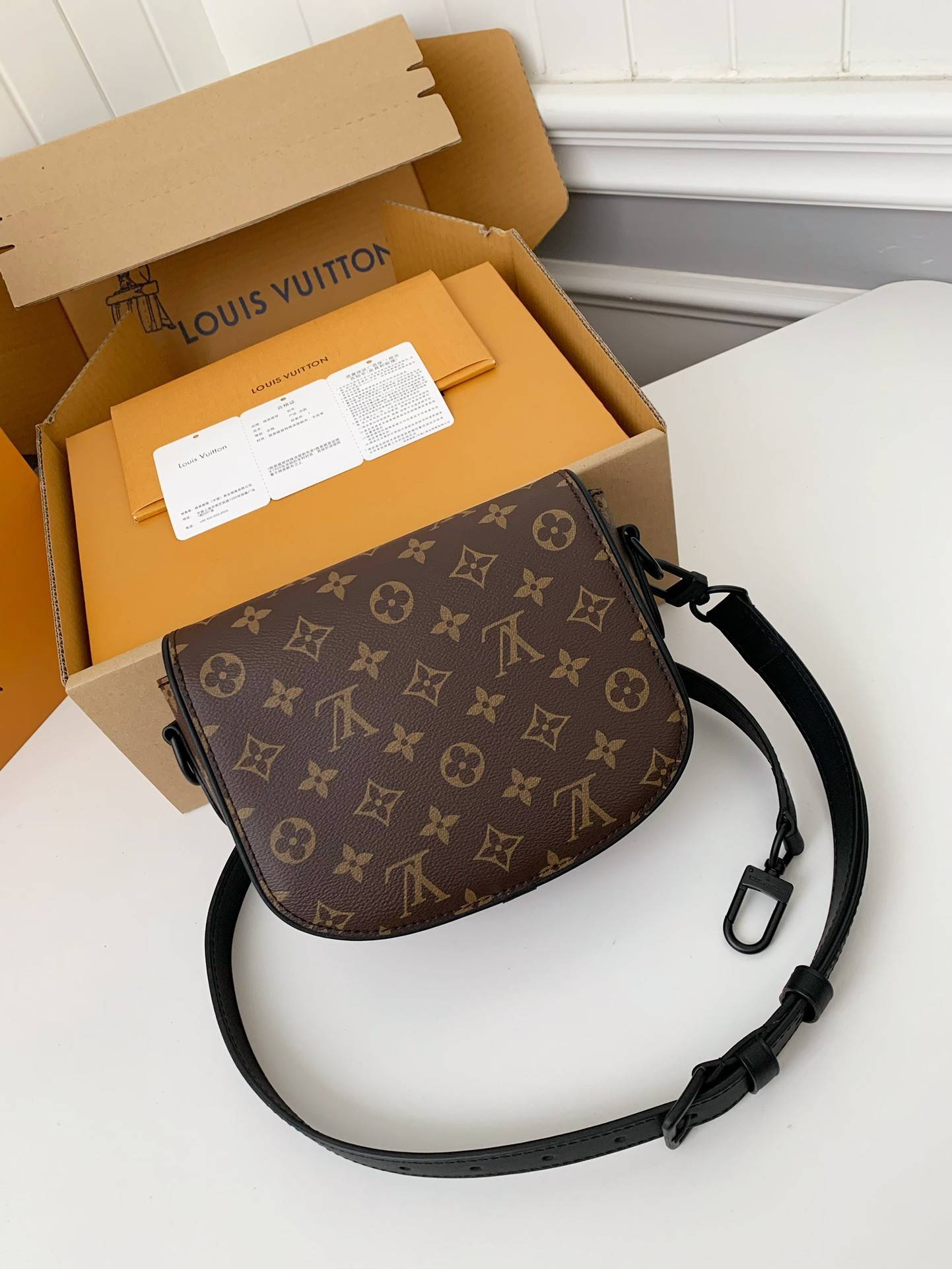 L*V New season Montsouris Small Messenger Bag M47060  Size：20*17*7cm