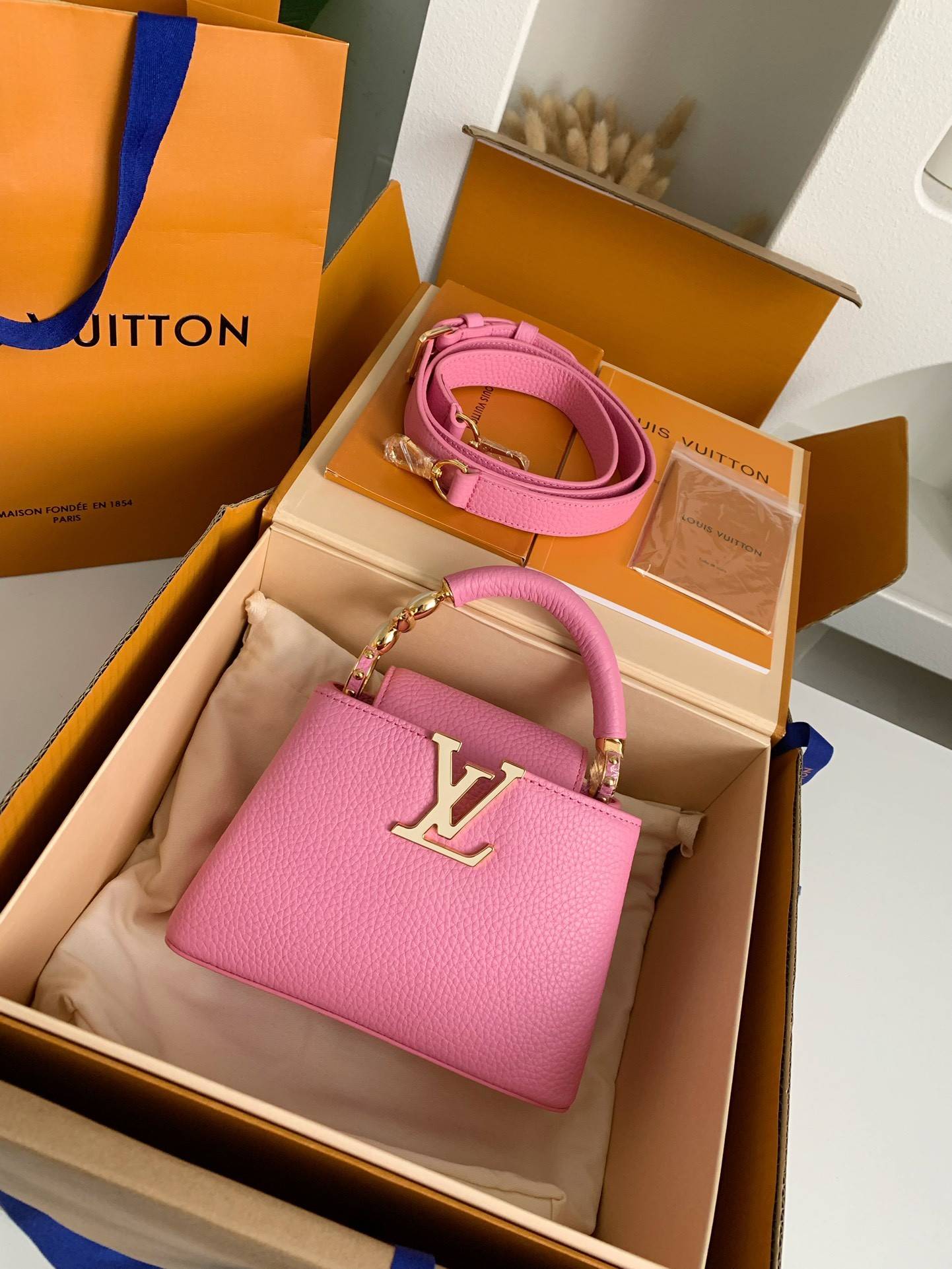 L*V Capucines BB Handbags Size：21*14*8cm