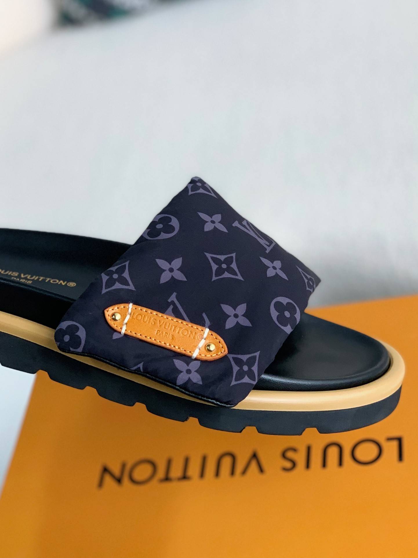 L*V SLIPPERS