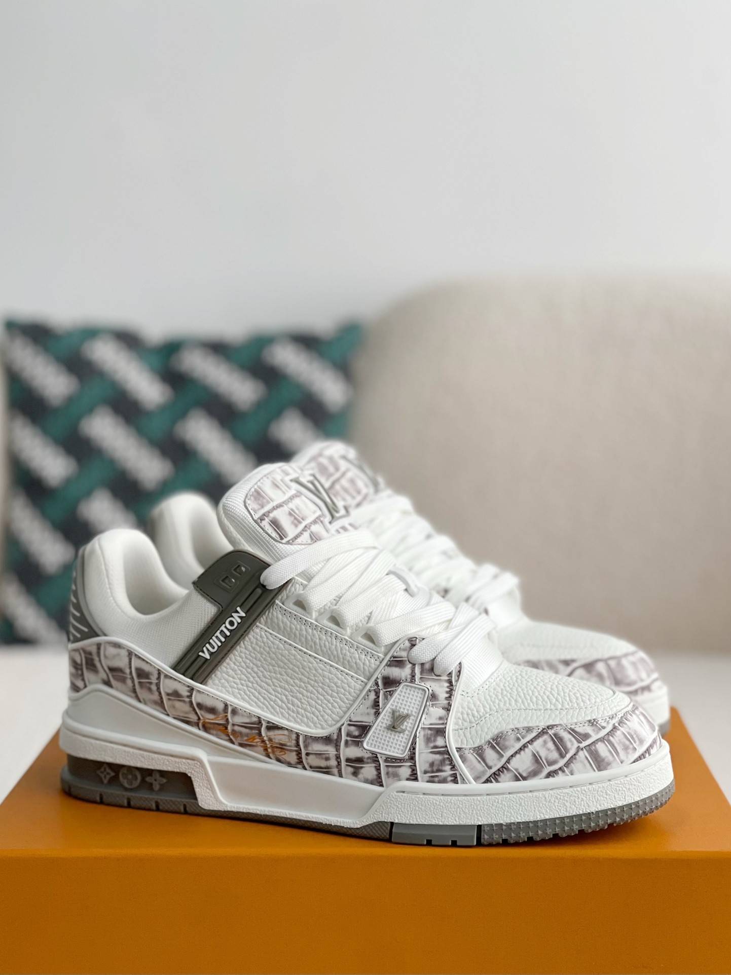L*V TRAINER SNEAKERS