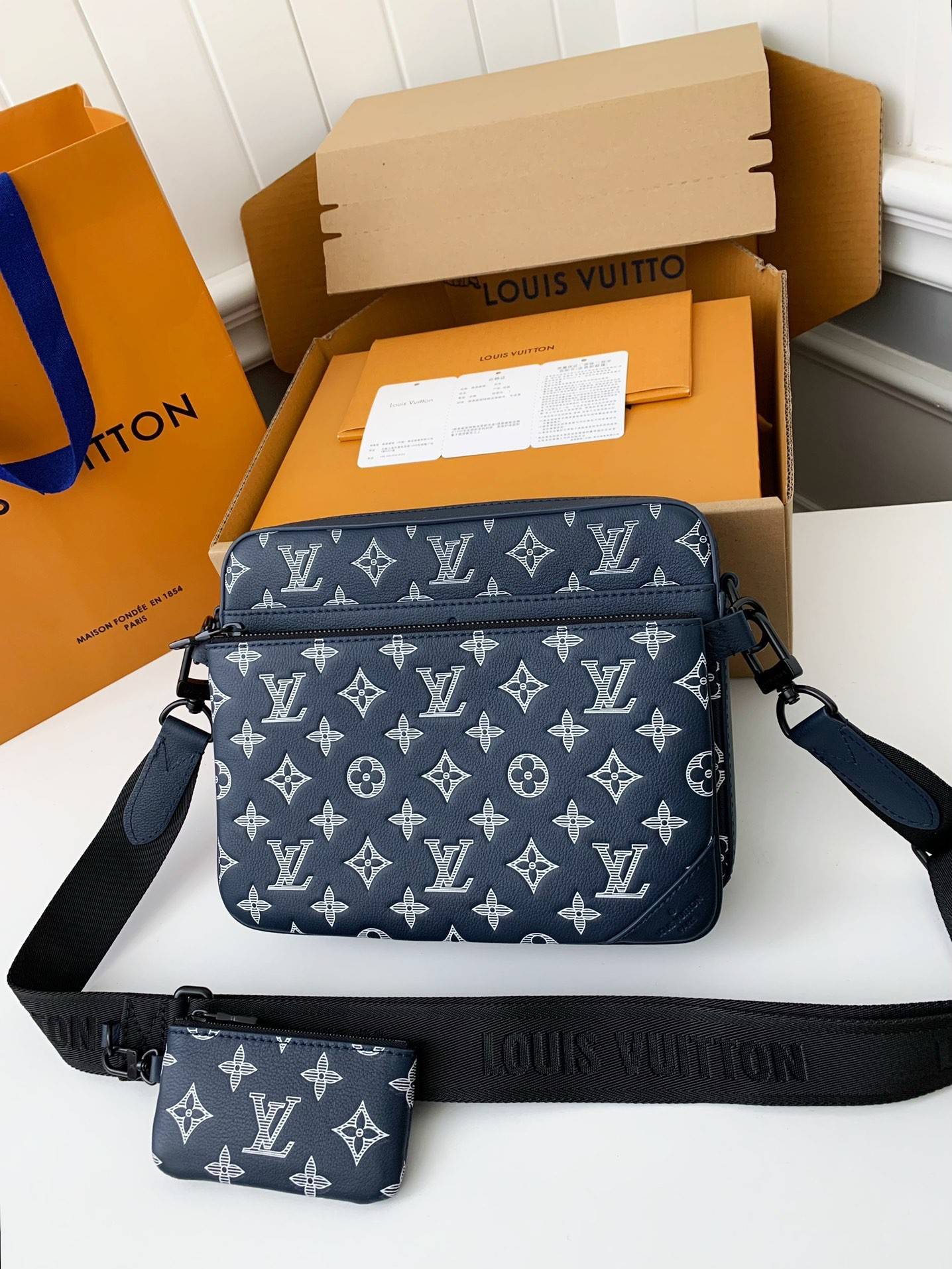 L*V The new TRIO Postman Pack M24753  Size： 25*18.5*7cm