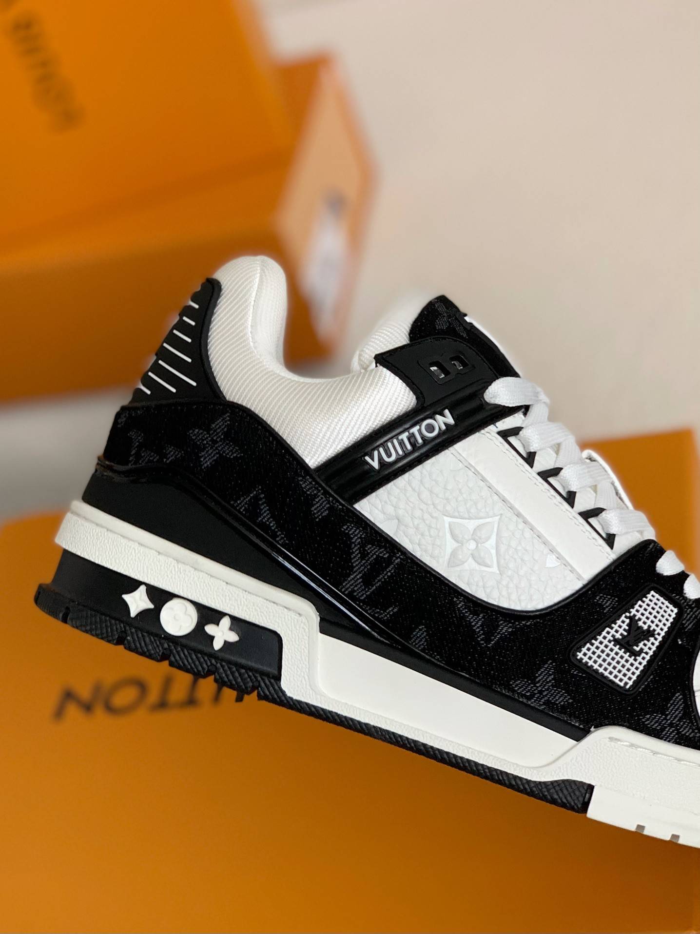 L*V TRAINER SNEAKERS