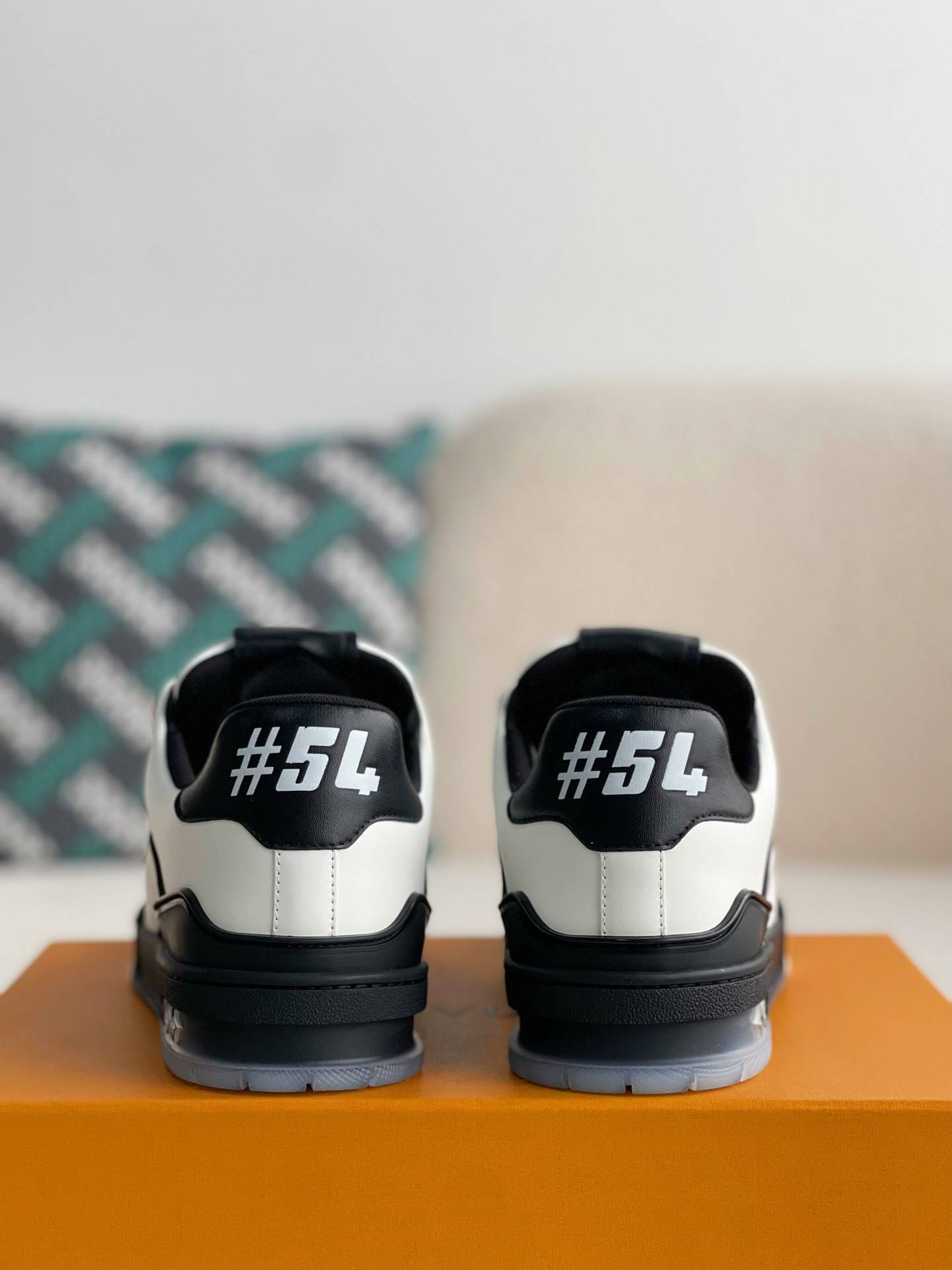 L*V SNEAKERS