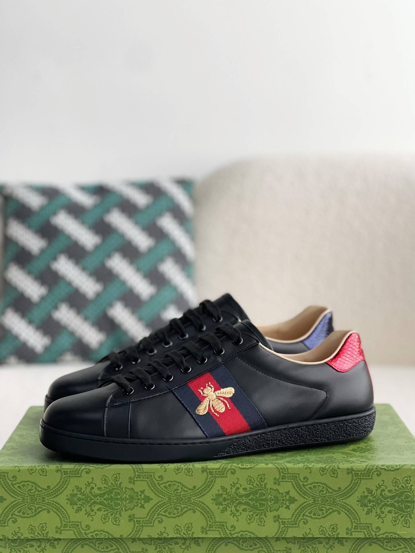 GU*ISneakers
