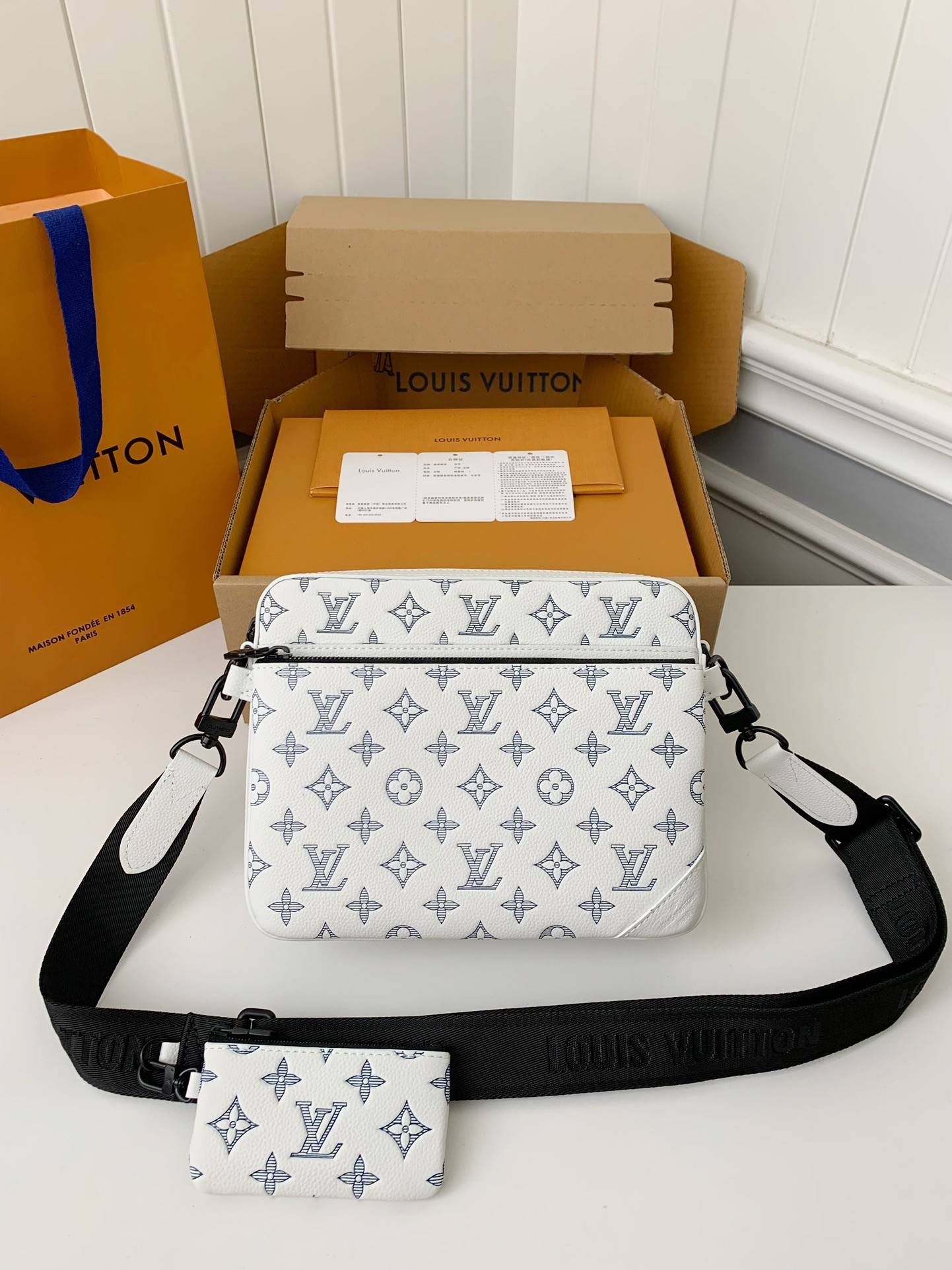L*V The new TRIO Postman Pack M24753  Size： 25*18.5*7cm